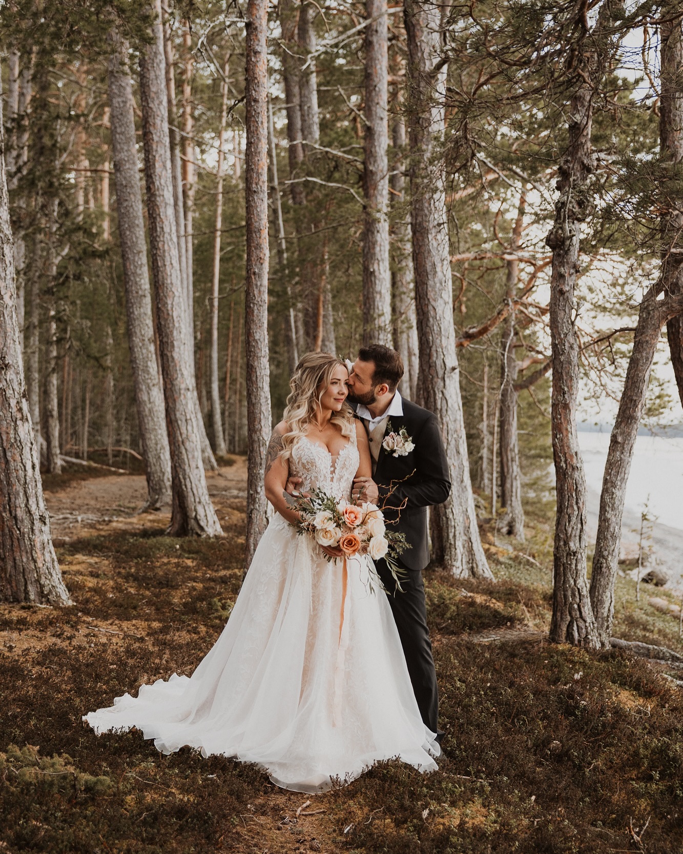 En liten sneak peek från söndagens fotografering med ett härligt bröllopsgäng! Så roligt att få ihop med andra grymma företagare och vara kreativa och skapa inspiration tillsammans 🥳 Denna gången blev det ett mysigt skogsbröllop med bohemisk touch, inte mig emot! 😍
Klänning: @brollopsbruket_umea
Blommor: @weddingfloristkirsten
Smink: @iiidamakeup
Hår: @desireehogstrom
Modeller: @rbystrom + @roggabart87
#bröllopsfotograföstersund #bröllopsfotografjämtland #fotografjämtlandhärjedalen #fotograföstersund #fotografjämtland #östersund #jämtland #bröllopsinspiration #bröllop2026