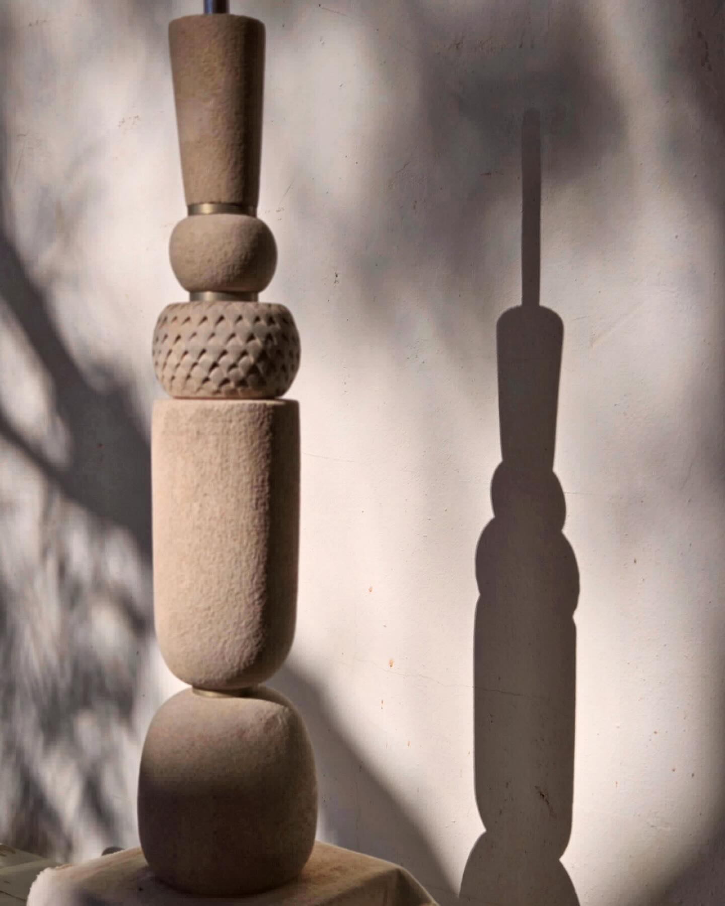 Crear es hacer realidad lo imaginado, lo sutil, lo aparentemente invisible o incluso imposible.
La creación se convierte en una experiencia con una receta clara que implica pasión, concentración e intuición. Una gran dosis de juego, una intención clara y una correcta acción.
Y por supuesto una entrega absoluta para descubrir y recibir lo nuevo.
La sombra integrada;
escultura en gres.
Proceso en producción para cafecito casona. @shopcasona
#art #arte #artist #artwork #artisan #arteydecoracion #hechoenespaña🇪🇸 #hechoamanoenespaña #piezasunicas #handmade #artdecor #interiordesign #interiors #design #sculpture #esculturacerámica #creativity