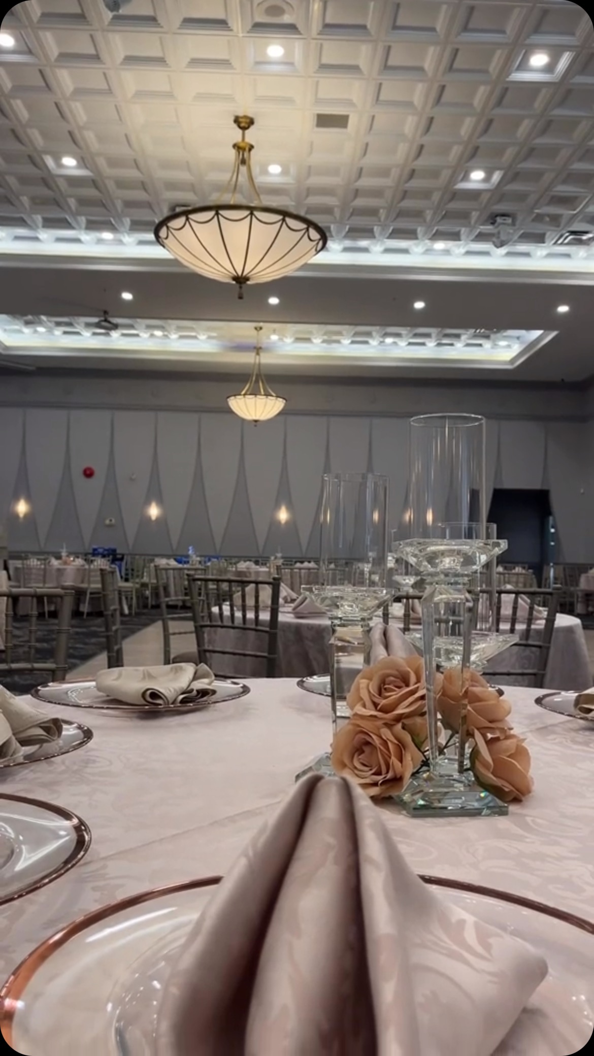 🍾🪩
.
.
.
#reelofthedày #viralreeĺs #smallbusiness #décor
#dejhondqor #blackowenedbusiness #decorservices #formalevents #weddingday #babyshowers #parties