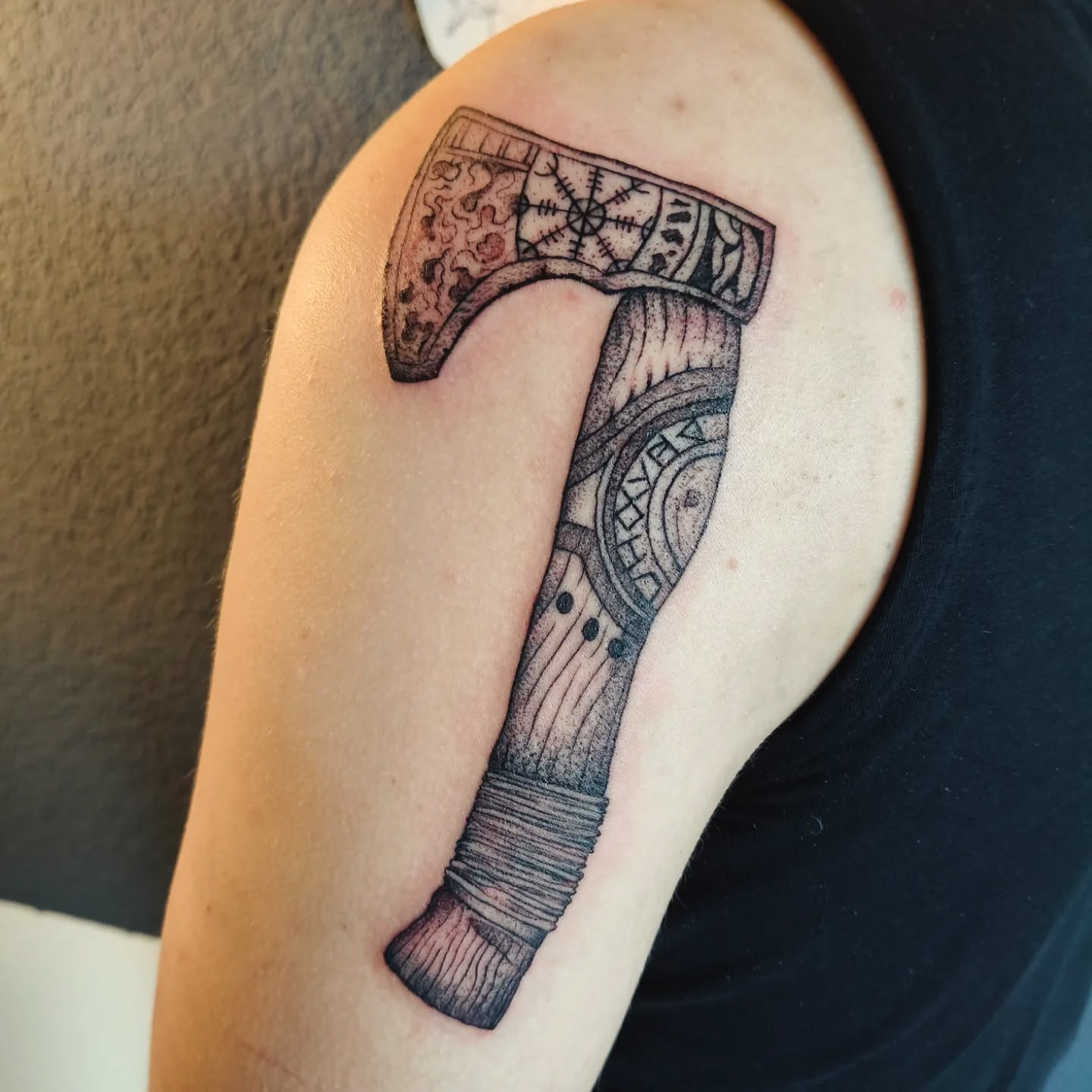 Gestern durfte ich diese schöne Vikinger Axt für eine tapfere Seele tätowieren ♥️
Danke dir für dein Vertrauen ✨🙏🏼✨
#symbolictattoo #vikingtattoo #nordictattoo #celtictattoo #axttattoo #finelinetattoo #dotworktattoo #vikingertattoo #tattoostudiobern #tattoobern