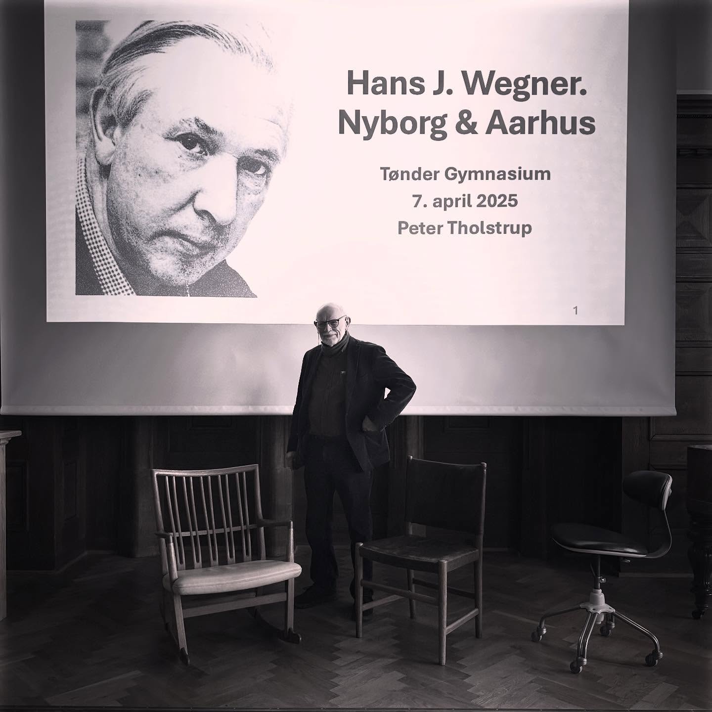 Deltager i Museum Wegners venners foredrag:
WEGNER OG ÅRHUS
hvor Peter Tholstrup, Wegner ekspert, fortæller om Wegners år i Århus.
I 1938 takkede Hans J. Wegner ja til en ansættelse på Arne Jacobsen og Erik Møllers midlertidige tegnestue i Århus. Her var de to arkitekter i gang med at opføre byens nye rådhus.
Det var Wegners første store opgave, hvor han endte med at tegne alt inventar til Rådhuset – et inventar som i store dele stadig kan ses på Rådhuset.
Årene i Århus var på alle måder betydningsfulde for Wegner. Det var her, han lagde grundlaget for sit syn på funktionalitet og materialer. Og hvor han indleder samarbejder med bl.a. snedkermester Johannes Hansen, FDB og Fritz Hansen.
Peter Tholstrup har gennem en lang årrække arbejdet som auktionsfirmaet Bruun Rasmussens Wegnerekspert, og han har en omfattende viden om Wegners møbler.
#HansJWegner #møbeldesign #DanskMøbelkunst #danskdesign