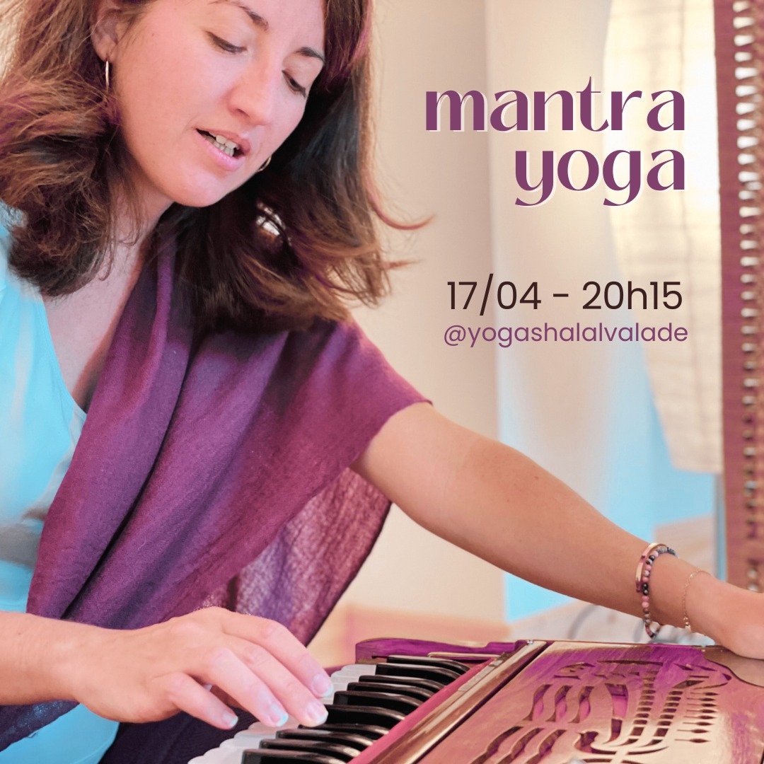 ✨ 📿 MANTRA YOGA - chants méditatifs - sur donation
🎹 Jeudi 17 avril à 20h15
@yogashalalvalade
Le mantra est une formule sacrée, porteuse de vibrations, qui élimine les impressions négatives en nous, développe le dynamisme intérieur et la paix.
Le mantra peut être composé de plusieurs syllabes, appelées « bija mantra », qui signifie « graine ».
Par la répétition, la vibration sacrée contenue dans ces « bija mantra » se libère et favorise notre transformation sur tous les plans : physique, émotionnel, mental, spirituel.
Nous pratiquerons différents mantras accompagnés de l’harmonium indien.
Ouvert à tous.
💌 S’inscrire : lien dans la bio
—
🇺🇸
✨ 📿 MANTRA YOGA - meditative chants - on donation
🎹Thursday, April 17th at 8:15 p.m.
@yogashalalvalade
« Mantra » is a sacred formula, carrying vibrations, which eliminates negative impressions in us, develops inner dynamism and peace.
A mantra can be composed of several syllables, called “bija mantra”, which means “seed”. Through repetition, the sacred vibration contained in these “bija mantra” is released and promotes our transformation on all levels: physical, emotional, mental, spiritual.
We will practice different mantras with the Indian harmonium.
Open to all.
💌 To register : link in bio
__
🇵🇹
✨📿 MANTRA YOGA - cânticos meditativos - por doação
🎹Quinta-feira, 17 de abril as 20:15
@yogashalalvalade
O mantra é uma fórmula sagrada, portadora de vibrações, que elimina em nós impressões negativas, desenvolve o dinamismo interior e a paz.
O mantra pode ser composto por diversas sílabas, denominadas “bija mantra”, que significa “semente”.
Através da repetição, a vibração sagrada contida nestes “bija mantra” é libertada e promove a nossa transformação em todos os níveis: físico, emocional, mental, espiritual.
Praticaremos diversos mantras acompanhados pelo harmónio indiano.
Todos são bem-vindos !
💌 inscrição: link na bio