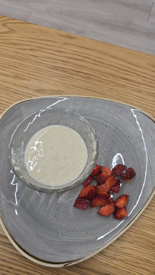 RISO E LATTE 🍚🥛
Ingredienti (per 4 porzioni):
100 g di riso (riso tondo italiano basso indice glicemico)
500 ml di latte
80 g di zucchero
1 bacca di vaniglia (oppure una bustina di vanillina)
Scorza di limone (a piacere, noi abbiamo usato circa mezzo limone)
1 pizzico di sale
Procedimento:
1. Aromatizza il latte:
In un pentolino metti il latte, la scorza di limone, i semi di vaniglia, la sua bacca e il pizzico di sale. Porta fino a sfiorare il bollore.
2. Aggiungi il riso:
Versa il riso e cuoci a fuoco basso per circa 25 minuti, mescolando continuamente (importante perché il riso non si attacchi al fondo della pentola).
3. Dolcifica:
Aggiungi lo zucchero e mescola bene finché non si scioglie, ultima la cottura per altri circa 10 minuti finché il riso non sarà ben cotto e il composto cremoso. A fine cottura rimuovi gli aromi.
4. Frulla:
Frullare il composto con un frullatore a immersione. Per una consistenza più cremosa aggiungere poco alla volta ulteriore latte.
5. Riposo:
Fai riposare il composto in frigo per almeno due ore.
Servi il tuo riso e latte a piacere con frutta fresca, cioccolato fondente e granella di nocciole o ciò che preferisci 😋
Puoi trovare il riso che abbiamo utilizzato per questa ricetta qui⬇️
https://www.mangioriso.com/
#riso #mangioriso #risolatte #bassoindiceglicemico #merenda #snack #food #i̇nstafood #delicious #tasty #eating #homemade #foodlover #recipes #helthyfood #cooking #foodpics