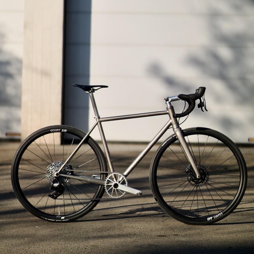 This new baby is for sale…metal in metal 🤘🏻🎸
Complete Bike with a special paintjob. Road / Allroad character.
54cm frame length.
4500.- wäg isch wäg!
DM me for more specific infos or a test drive.