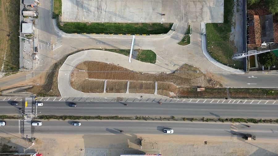 Obra do acesso frontal do Atacadão localizado na Rodovia PE 160 KM 06, SN, Gaudêncio Feitosa, CEP: 55.190-000 – Santa Cruz do Capibaribe/PE. Na execução da obra foi realizado demolições em geral (removendo interferências), movimentação de terra, cortes de solo e aterro, execução de pavimentação, sistema de drenagem e elétrica, muros de arrimo, sinalização viária horizontal e vertical.
OBS: Na foto de capa temos o acesso entregue e com todas as etapas concluídas seguida da foto contemplando o acesso e a loja. Nas próximas fotos demonstramos o avanço das obras desde a terraplanagem, tratamento de taludes, execução da rede de drenagem, instalação do meio fio, pintura e demarcação da sinalização viária (horizontal e vertical), reposicionamento do Totem e execução de toda a pavimentação. Nas últimas duas fotos demonstramos como o acesso se integra na rodovia após sua conclusão.
🚙 🏍️
#construction #construtora #construção #engenharia #engenhariacivilbr #arquitetura #canteirodeobras #obra #empreendimento #acesso #rodovia #supermercado