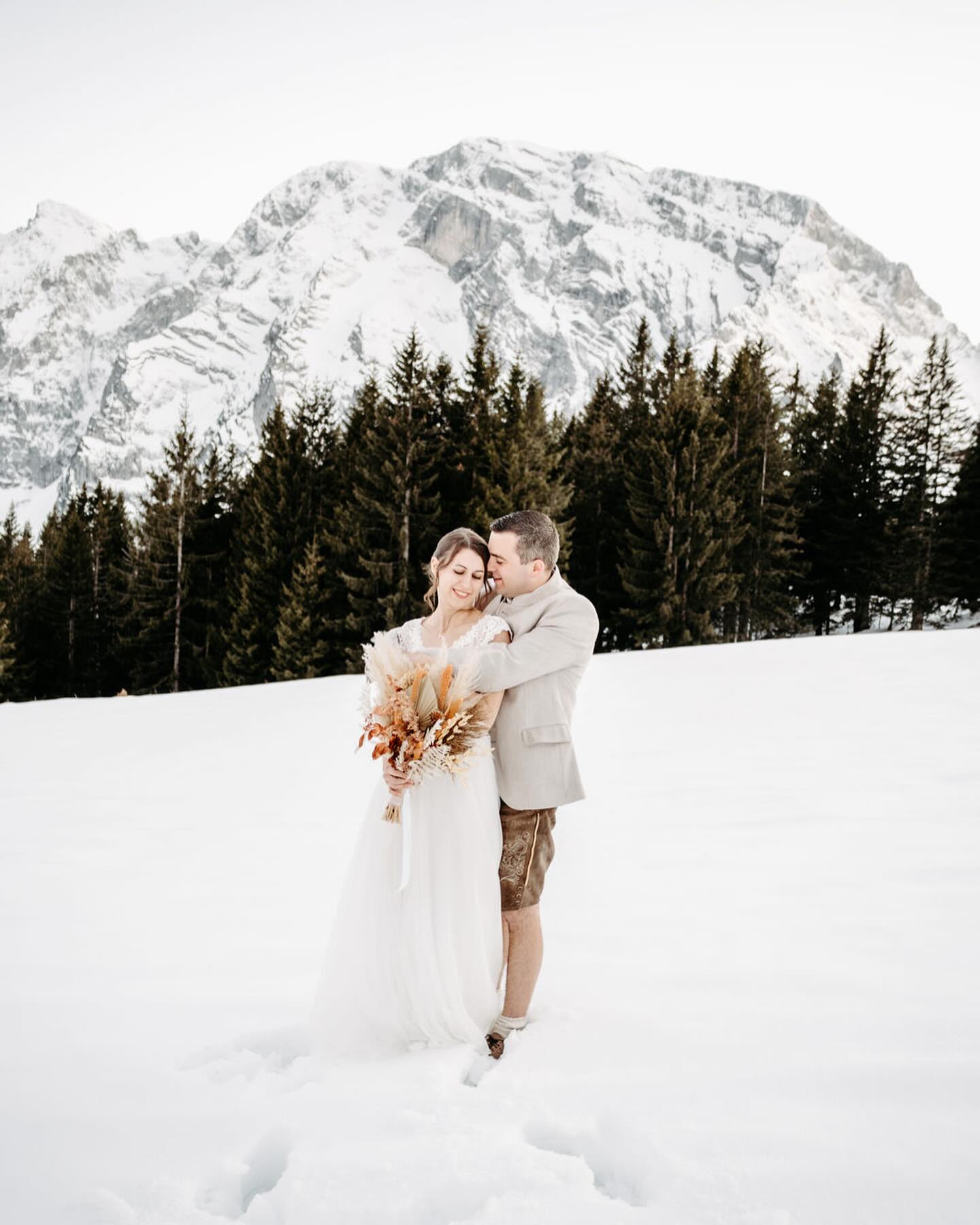 Wonderful Winter Wedding✨🧡
Farbige Accessoires und Deko Elemente sind auch bei winterlicher Atmosphäre ein besonderes Highlight! Wie dieser Trockenblumenstrauß, den ich für ein Shooting im Schnee von der lieben @facetten_fotografie zaubern durfte. ✨ Einfach magisch diese Momente im Schnee! 🩵
Blumen Accessoires: Brautsträuße und Accessoires wie Kämme, Blumenkränze, Armbänder oder Anstecker aus Trockenblumen könnt ihr jederzeit bei mir bestellen. Das Besondere: Die Blumen sind ewig haltbar und ihr könnt euch lange daran freuen. ☺️
Brautpaar: @lisa_muhr @michi_muhr
Foto: @facetten_fotografie
Brautstrauß: @wild.knots.art
Brautkleid @brautsalon_timelkam
Anzug: @trachten_wichtlstube_gmbh
#winterweddings #wedding #weddingfotography #heirateninösterreich #dekoverleih