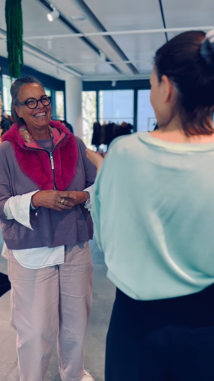 Danke Düsseldorf! Das waren wunderschöne und kreative Tage.
Jeder einzelne von euch macht unsere Roadshow zu dem was sie ist! 🪄♻️💚
Let‘s re/design the future together!
👌🏽 #keepitintheloop
#upcycling #service #redesign #circularfashion #keepitintheloop