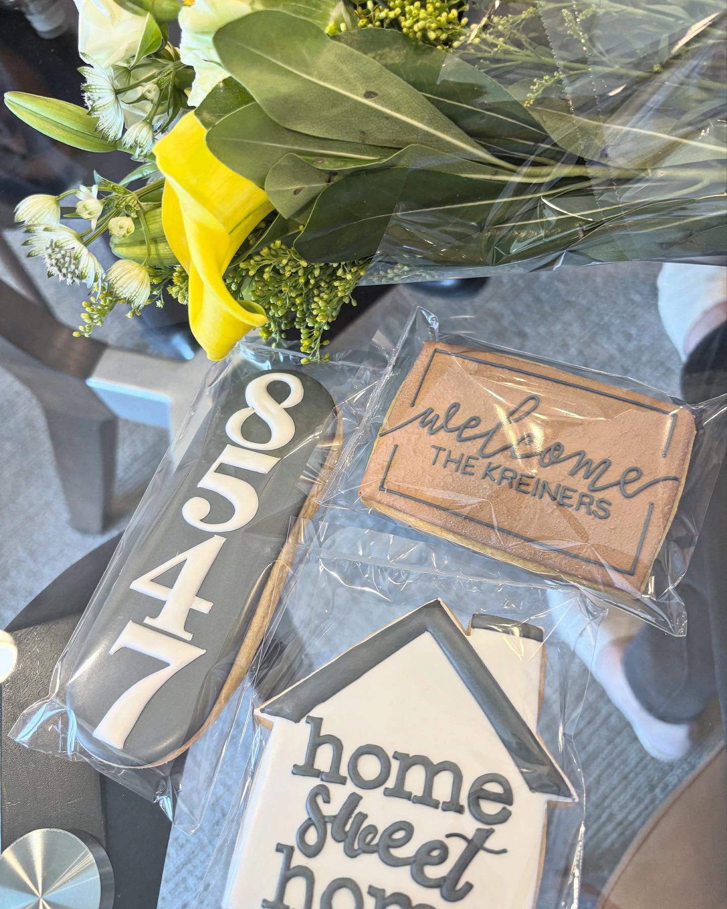 Fantastic closing today for a fantastic family. Always a pleasure teaming with @kutschierealtor and @elevatedleverage.
So thrilled to have the Kreiners in Huntington Woods!
(Some extra love to @sarahscookiejar for the homecoming gift) ❤️