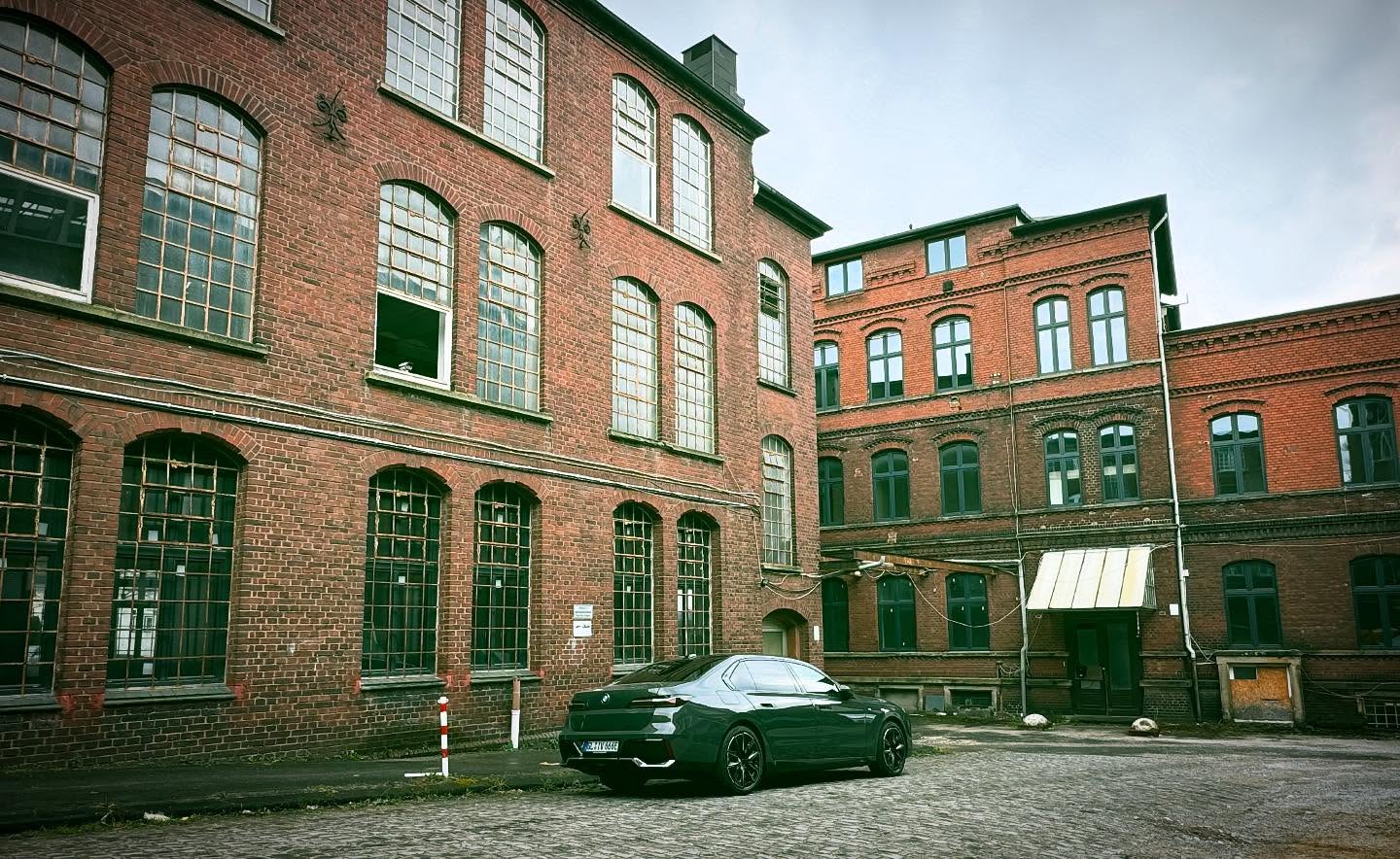 Kurzer Zwischenstop an der fantastischen Denkmal 🏭 Fabrik Henkels in Wuppertal.
Hier entstehen 🏗️ in 2026 traumhafte Lofts… wir halten Euch auf dem Laufenden 👷
.
.
#denkmalimmobilien
#loftstyle
#steuernsparen
#denkmalafa
#steuernsparenmachtglücklich
#immobilieninvestment
#werteerhalten
#lofts
#kfwförderung
#kfw
#kapitalanlage
#nrwinvest
#denkmal-nach.com