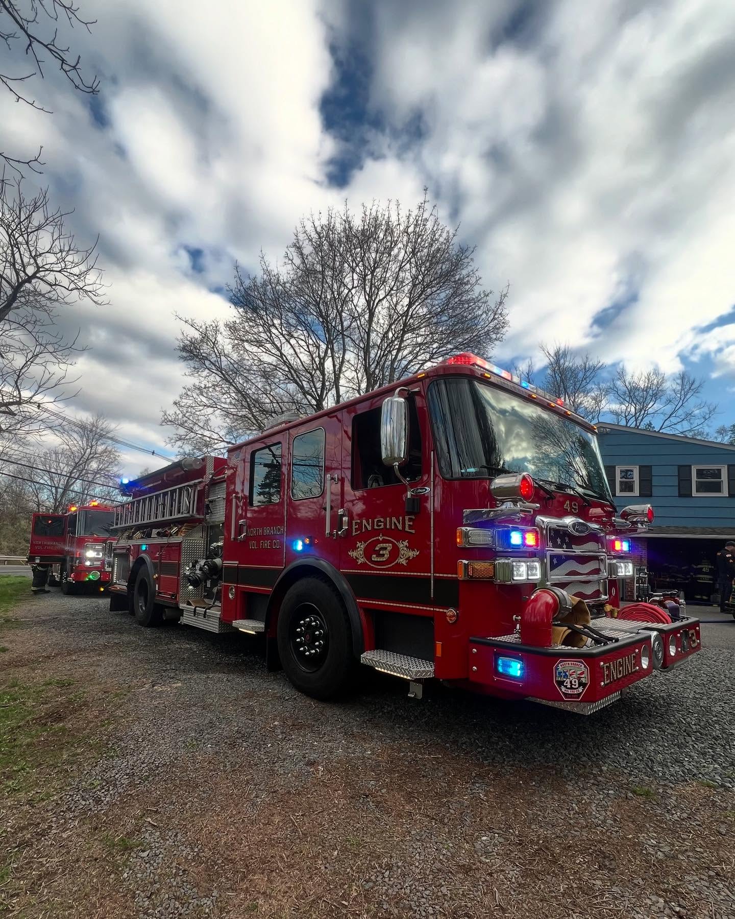 Yesterday North Branch crews handled 2 fires in Branchburg. Around 5pm, NBVFC and mutual aid companies were dispatched for a reported house fire. Engine 49-3 arrived to find smoke coming from the house and quickly deployed a hoseline to extinguish a fire involving the porch and garage. Crews remained on scene for approximately 1 hour before clearing the scene.
After returning to the firehouse, members went out to Hunterdon County Fire Academy for live burn training. Joined by Bradley Gardens Fire, both companies completed 3 evolutions focusing on fire attack and searches.
Late last night around midnight, both Chiefs, Engines 8 & 3 responded to a fire involving a large mulch pile at a construction site. Both engines utilized their deck guns to extinguish the fire.