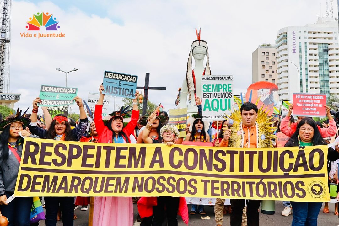 🍃🏹Na manhã desta terça-feira, 8 de abril, representantes de povos indígenas de todo o país participaram da marcha “Apib Somos Todos Nós: Nosso Futuro Não Está à Venda”. A mobilização integra a programação do Acampamento Terra Livre 2025 e marca os 20 anos da Articulação dos Povos Indígenas do Brasil (APIB).
Durante o ato, foram reafirmadas pautas históricas como a demarcação dos territórios indígenas, o enfrentamento ao desmatamento, a implementação do Plano Nacional sobre Mudança do Clima e melhorias na educação indígena.
📸 @nataliaots
Confira a programação no perfil @apiboficial
#DemarcaçãoJá #TerritóriosIndígenas #ATL2025 #APIB #PovosIndígenas #DireitosIndígenas #vidaejuventude