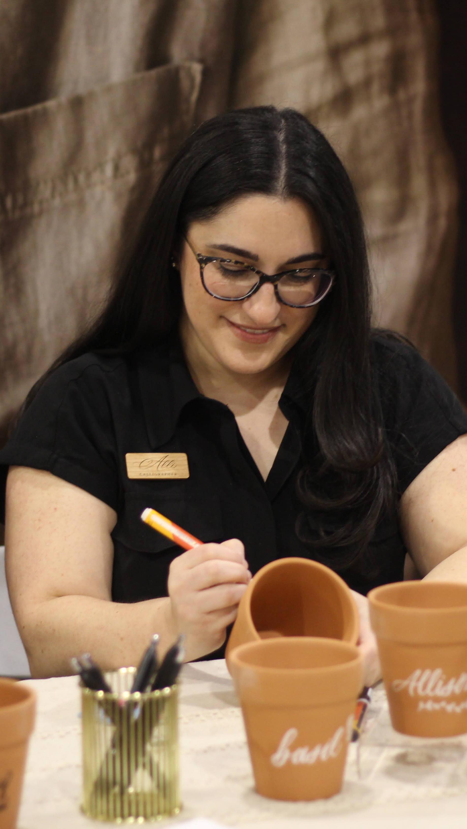 Live calligraphy with @burpeegardening! 🪴
Finally recapping my on-site personalization event with Burpee Gardens at the @phsgardening Philadelphia Flower Show Media Day! Guests received a personalized flower pot and starter seeds to grow their own flowers and herbs. I wrote so many fun things from names to social handles to short phrases. This activation was a huge hit and I loved interacting with all of the media partners!
Thanks to Burpee for having me, and a huge thanks to @amyelizabethartistry who was my assistant for the day! 🌷
Cover photo: @philly_pr_girl
#livecalligraphy #brandactivation #phillycalligrapher #njcalligrapher #personalization