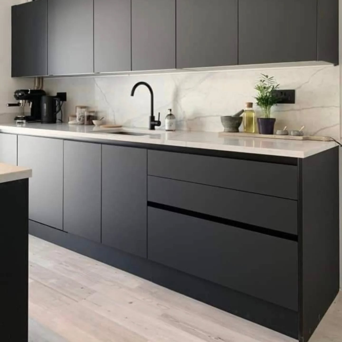🌼 Hello, Spring! It's the perfect time to refresh your kitchen and create a warm, inviting space for entertaining guests. 🍽️ Transform your home with Tivoli's stunning kitchen designs—get in touch with us today and let’s make your dream kitchen a reality! 🏡✨