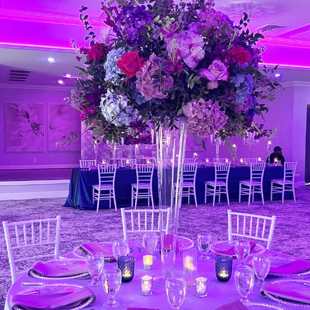✨ Dreaming of a sophisticated yet inviting wedding reception? Our elegantly styled tables, adorned with vibrant blue floral arrangements and shimmering candlelight, create the perfect ambiance for an unforgettable evening. Let us transform your vision into a stunning reality! 💙🌹
#WeddingInspiration #ElegantReception #BlueWeddingTheme #ncweddingvenue #greensboronc