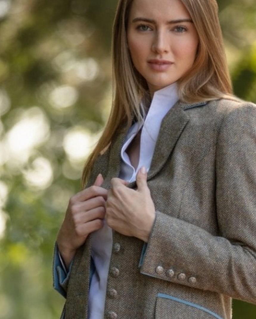 The classic short slim-fitting hacking jacket is a stylish piece and will add a sophisticated, timeless look to any outfit.
#annalascata #shetlandwool #countrystyle #elegant #womensjackets #lightweightjacket #stylish #cheltenhamraces #countryclothing #cotswolds #chic #velvet #luxurystyle