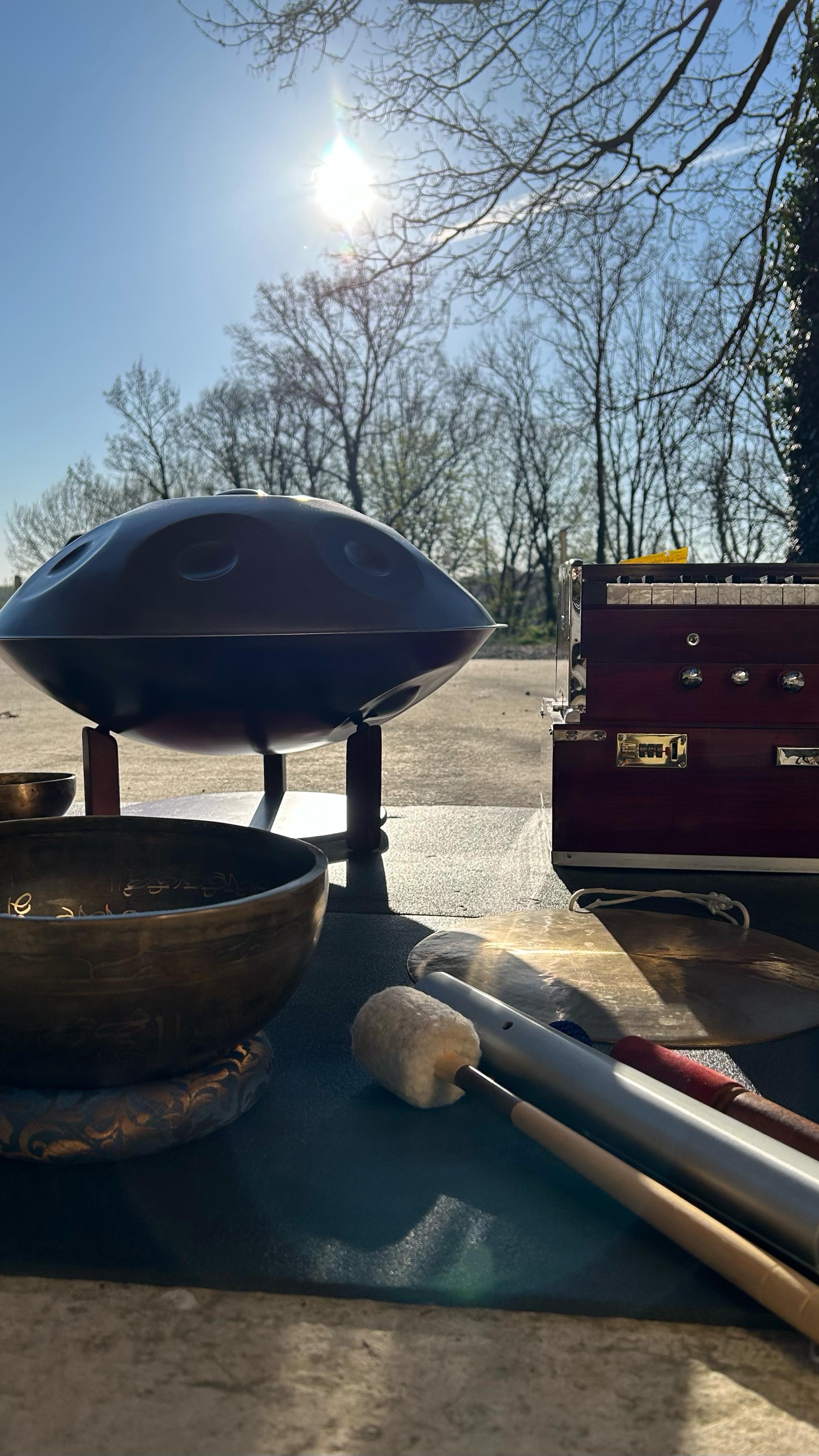 BAIN SONORE à l’Hermitage
.
Sous le soleil du mois d’avril, sur les collines de l’Hermitage et avec les sourires des traileurs et marcheurs du @traildeshermites, les vibrations des instruments résonnaient encore plus joliment 🌞
.
Merci pour ce beau moment !
.
Les réservations sont ouvertes pour les prochains Bains Sonores en forêt — les 29 juin et 20 juillet 🍃
.
Au plaisir de vous retrouver !
.
@soundyoga.fr
.
#bainsonore #soundhealing #trail #projethermitage #natureetvibration #méditationsonore #zen #vibrationspositives #bienetre #forêt #soundyogacompiegne #bainsonoreforet #bainsonoreoise