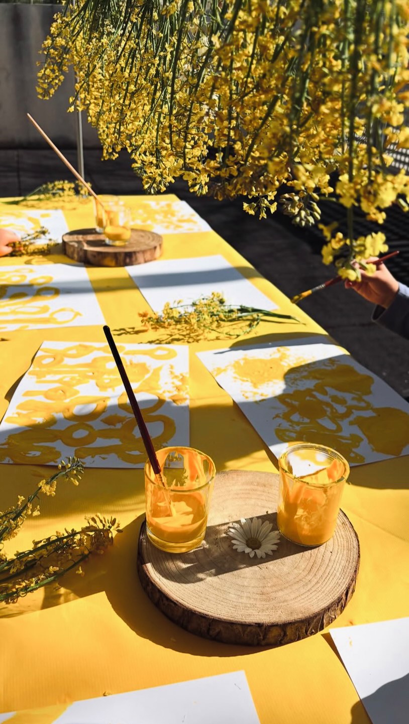 🌼 Une jolie expérience artistique pour célébrer le jaune
Une scénographie poétique et minimaliste, pas de consigne, uniquement de l’expérimentation et de la découverte sensorielle. Et du bonheur.
@porelcole
#eveilartistique #inspiration #ahauteurdenfant #experienceenfant #familyfriendly #familleheureuse #activitesenfants