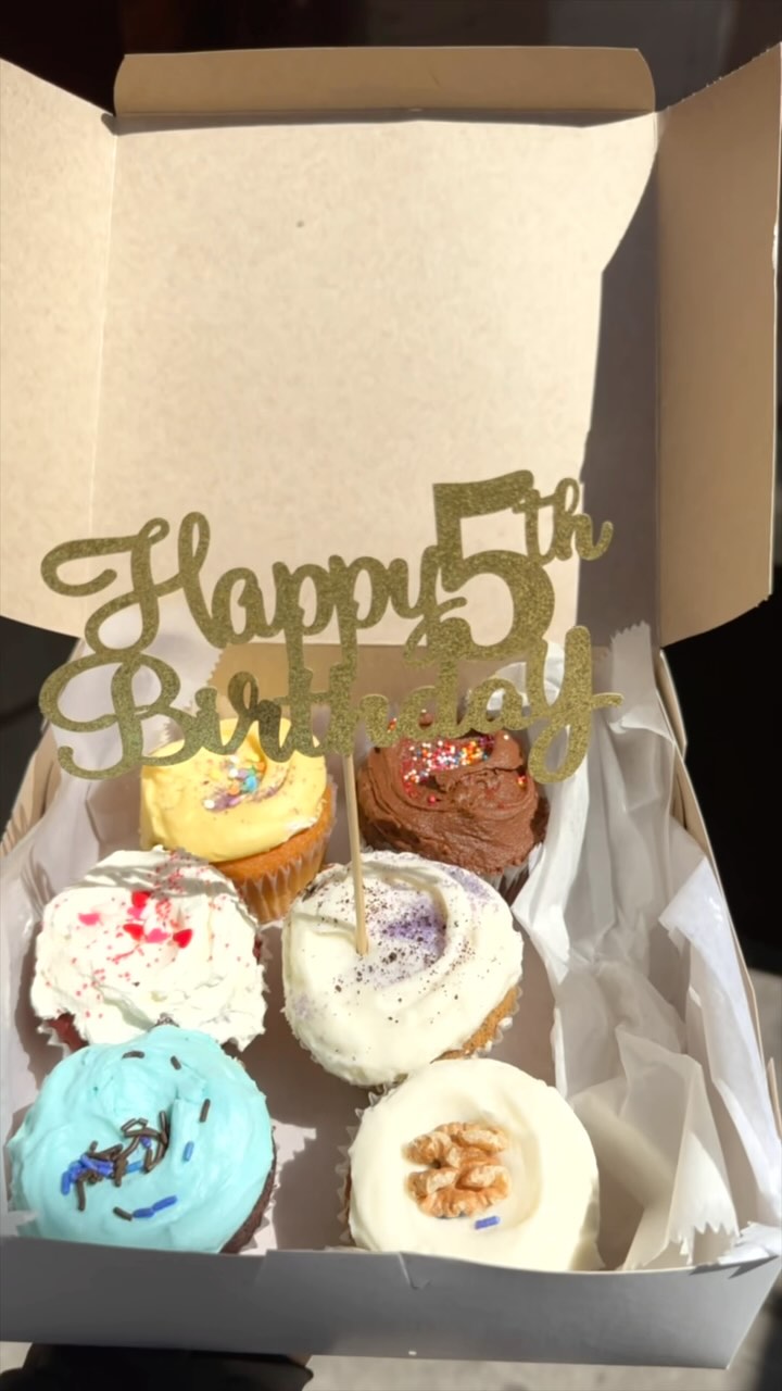 What a JOY and privilege to continue our 5th birthday celebrations throughout the month! Over these past two Wednesday operations, we surprised the beautiful souls behind Heart of Dinner with delicious custom cakes (lovingly made by one of our first local partners @bakerjacq!) as we popped by our packing sites in Lower East Side, Two Bridges, Harlem, and Alphabet City, and stopped by our incredible local eatery partners @partybusbakeshop @saigonsocialnyc @fongon1933 @zaabzaabnyc @wuswontonking @nbwingwong whose chefs and team create nutritious, hearty dishes that taste like home💕
These faces you see—a glimpse of our wider community—are some of the volunteers and team members who show up week after week, making it possible for nearly 700 Elders to receive care packages filled with nourishment and love. Walking into these spaces, hearing why volunteers keep returning, and seeing the dedication of our restaurant partners is a constant reminder of the good in this world and the kindness in people. Much love to @choycommons for providing the most beautiful farm-fresh crops for our Harlem Elders and @asian_veggies for their partnerships 🌱
Five years and nearly 250,000 meals later, we’re humbled and grateful for a support system that continues to enable our mission to address food insecurity and loneliness among our beloved Elders with such genuine care. With every decorated bag, handwritten note, and home delivery of culturally comforting meals— we’re reimagining a way forward where love and dignity are at the center of how we care for one another. 💛
✂️🎞️ @mickyshiloah
🎥 @aimeeteegarden