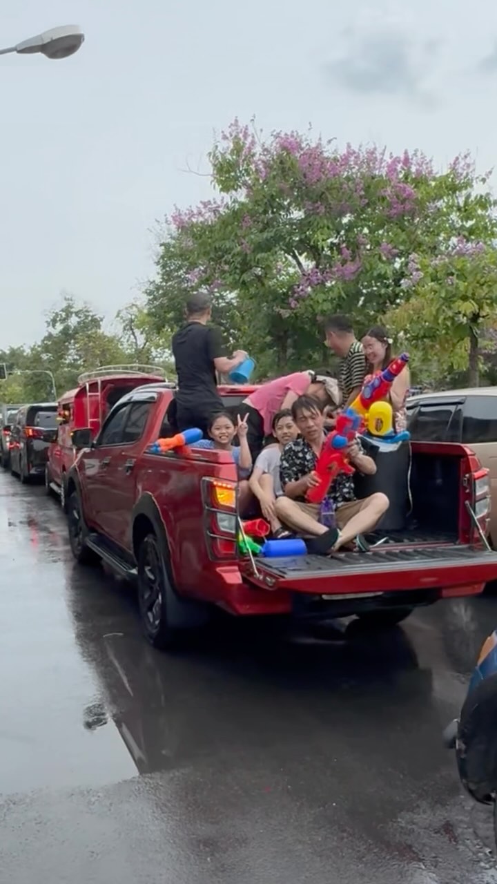 No words can describe this theme park like experience #thainewyear #songkran 💦🔫🙏🏼 thank you Chiang Mai!!! That was a blast