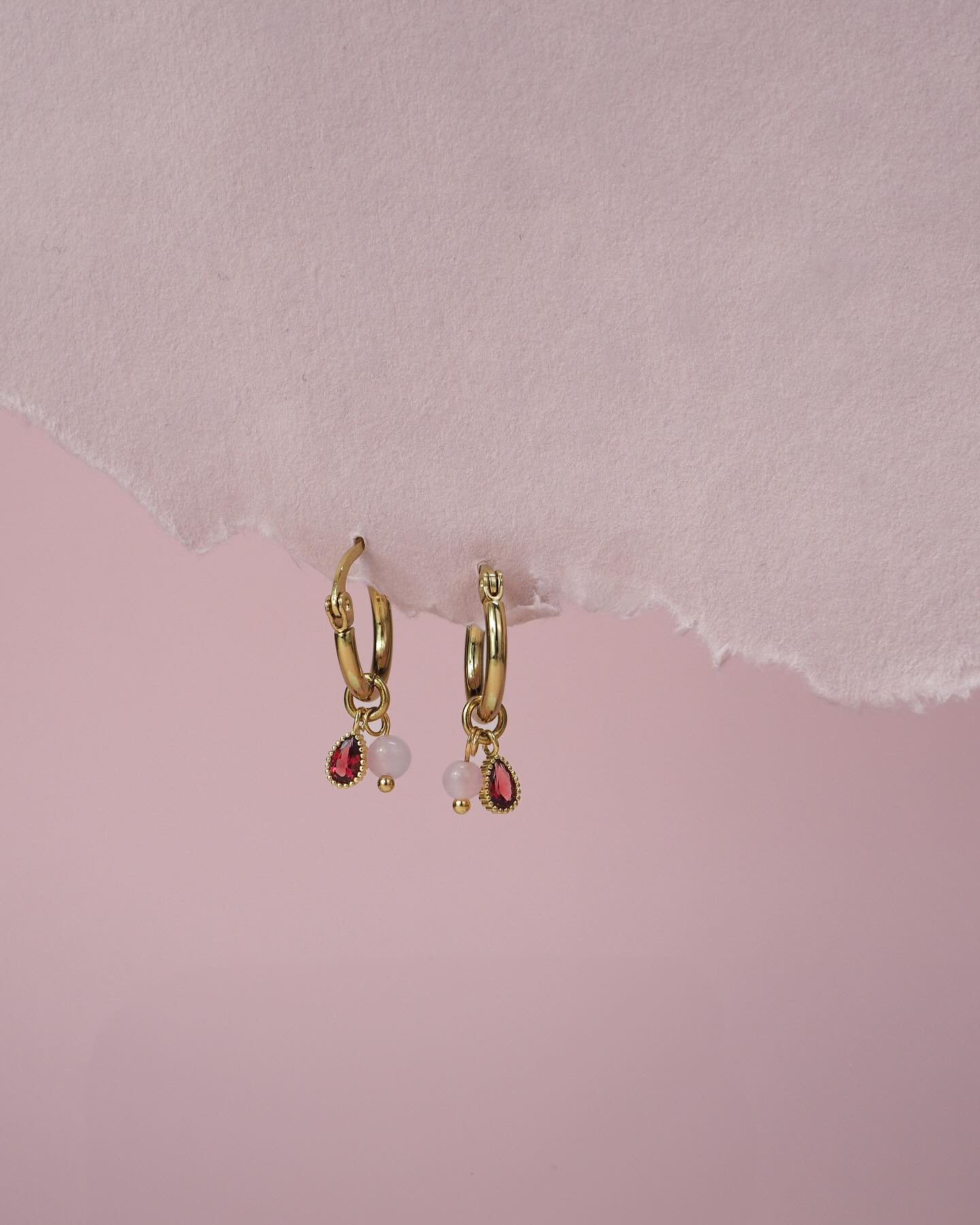 Lekne øredobber fra WAHL-WEST ✨ Gullfargede hoops som tåler vann uten å falme. De søte charmsene kan tas av og på, så her får du par hoops i ett 🧚🏻