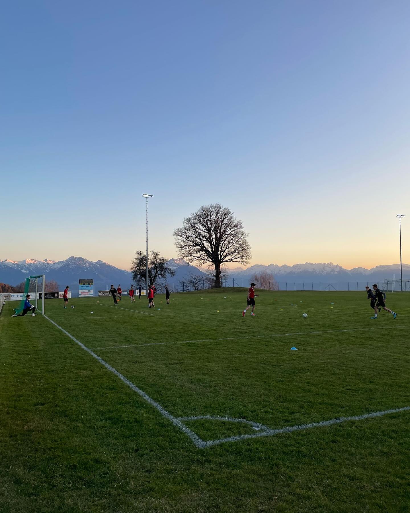 Wir hatten heute unser erstes Training auf unser wunderschönen Sportanlage Kapieters. ⚽️⚽️
#fcfraxern #fussballspielenwoandereurlaubmachen #fraxern #fussball #traumwetter #training #nofilterneeded