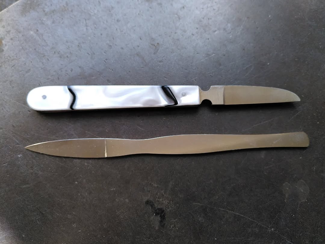 Dans la série je refais des Couteaux de métiers, après le couteau de doreur, voici le nouvel épisode :
Couteaux de plumassier
A savoir, couteau à parer et couteau à friser