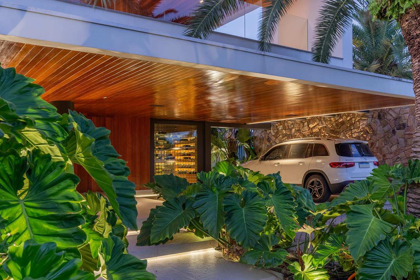 Casa Luna por @galeria_733.
Foto: @donadussi
#arquitetura #adega #lacava #garagem #paisagismo #forrodemadeira #galeria733
contato@galeria733.com.br
____________________________________________
GALERIA 733