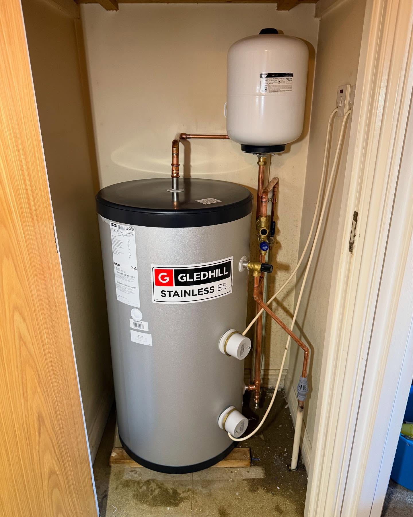 🚨 This week, we successfully completed two emergency cylinder replacements due to leaks! 💦
We’re always here when you need us most. Protecting your homes from water damage and keeping you warm and cozy! 🤗🏡
@gledhillgroup
For any of your heating and plumbing needs, you can get in touch with us by:
📱 Phone or WhatsApp - 07743 645488
📧 Info@FlashHeatingAndPlumbing.co.uk
💻 www.flashheatingandplumbing.co.uk
•
•
•
•
•
#gledhillcylinders #gledhill #unventedcylinder #energyefficiency #boilerinstall #boilerservice #boilerservicing #boilerbreakdown #boilerrepair #gasengineer #gassafe #gassaferegistered #heating #heatingengineer #plumbingandheating #plumbing #centralheating #smallbusiness #smallbusinessuk #localtrades #bordon #whitehill #headley #petersfield #liphook #liss #farnham #hampshire #surrey #flashheatingandplumbingsolutions