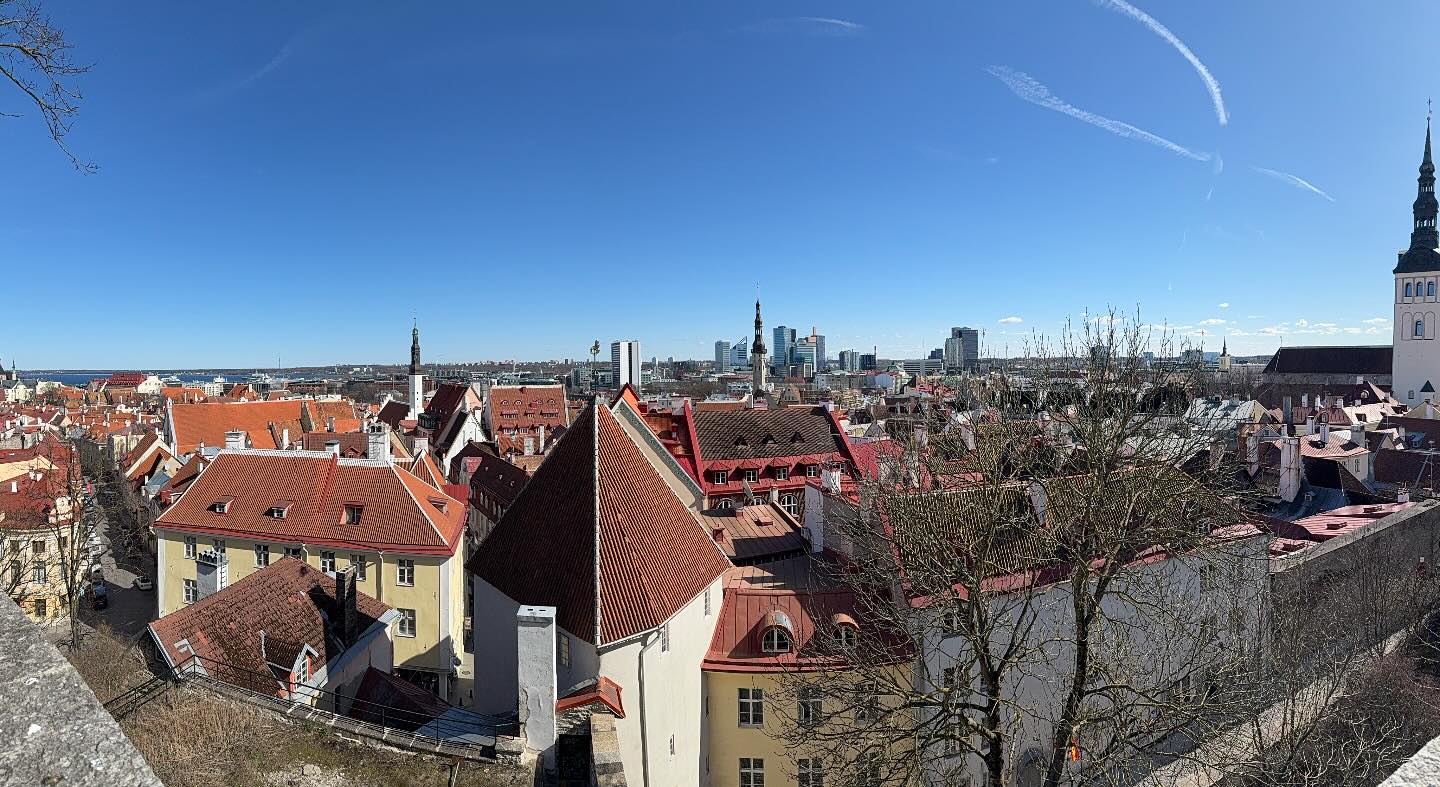 Tallinn Old Town, what a cool place. Also literally… the cold wind gets in your bones! Don’t be fooled by the apparently sunny day 😆 🇪🇪