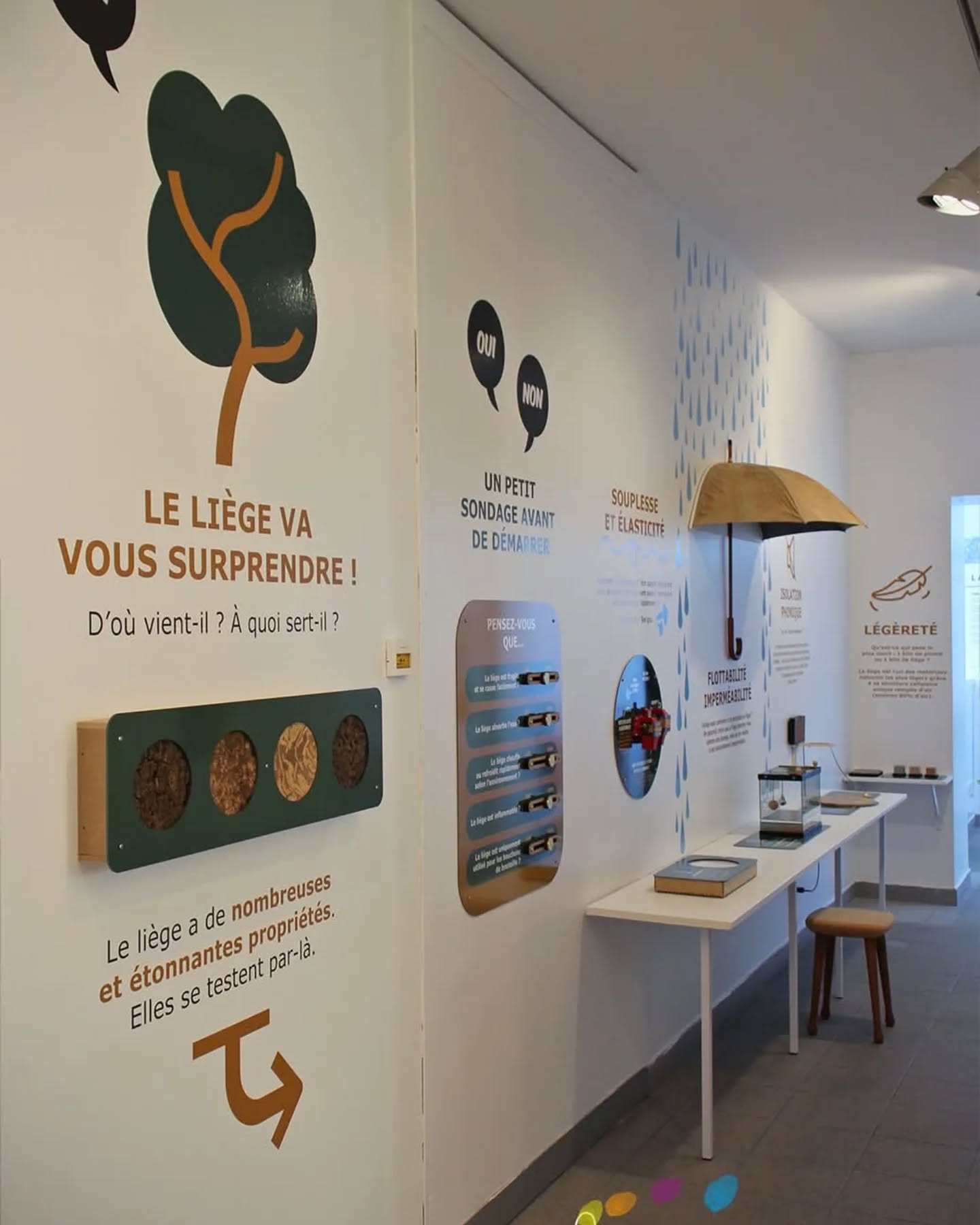 📣Nouvelle salle au @musee.duliege et du Bouchon de Mézin (47) !
Dans ce joyeux musée des sciences et techniques, La Fabrique Toi-Même a reçu la mission de concevoir et aménager un espace interactif pour expérimenter les propriétés du liège 🧪🌳
👉 Ici, vous pouvez toucher, patauger, peser, sentir, observer et vous amuser dans le couloir des expériences… Le liège n’a pas fini de vous surprendre ! 😲✨
Pour ce projet de l’extrême, l'ingénieuse équipe a trouvé des solutions pour…
☂️ couper un parapluie en deux,
🧱 écraser du liège,
🚿 résister à l’envie folle de refaire sa salle de bain avec un bac de douche en liège,
⛴️ et faire entrer un pont de bateau dans la scénographie !
Un projet réalisé en étroite collaboration avec une équipe de feu :
🌳 Merci à Muriel Pagès, une directrice capable de remuer des suberaies entières,
🤸♂️ Florian, technicien-gymnaste ultra polyvalent,
🌦️ Romane, qui fait la pluie et le beau temps avec les autocollants,
🎨 @emilieblabla_graphiste, ingénieuse,
🎭 @christelleloubriat, joyeuse médiatrice culturelle,
🪵 et bien sûr Bertrand Bachala patient conseiller bois et colle pour tous les projets les plus fous !
💥 @lafabriquetoimeme est membre de @collectif_wow - Collectif de médiation culturelle indépendante !
#museedefrance #museejoyeux #chartemomart #museeenfamille #mediationculturelle #graphisme #lafabriquetoimeme
