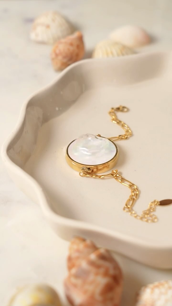 Mother of Pearl✨ ~18k Gold plated lip balm bracelet
🛒Shop now : www.kime.co.in
Waterproof, 18k gold plated, lip balm bracelet, mother of pearl, asmr sounds, demifine, unique, lip balm refills,everyday bracelet, accessory, hydrating, girls,
#waterproof#lipbalmbracelet#girls#trending#asmr #asmrsounds#accessories#unique#demifine#18kgoldplated