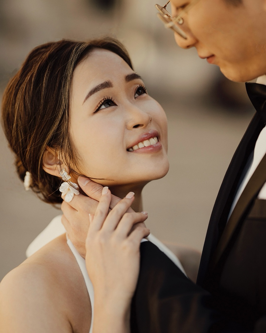 “What makeup style melts perfectly into the soft light of a Paris sunrise?”
Barely-there blush or golden glow? Radiant skin that catches the morning light like a secret only the sun knows.
Which look tells your love story best before the city fully wakes up?
💄 Makeup:@xingmaquillage
👗 Bridal Dress:@bridalwhite_hk
✍️Planner @nelsoncho.mr.right
💍Bride @leungtze Groom @_alanwongyik
Gown
.
.
.
.
.
#preweddingparis #weddingparis #parisprewedding #overseasprewedding #preweddingidea #prewedphoto #preweddinglocation #casualprewedding #prewedoutdoor #destinationprewedding
#photographefrance #photographerparis #photographerinparis #parisianphotographer #parisweddingphotographer #parisphotographer #frenchphotography #photoparis #photographedemariage #parisphotoshoot #pariselopement #photoshootinparis #photographemariageparis
