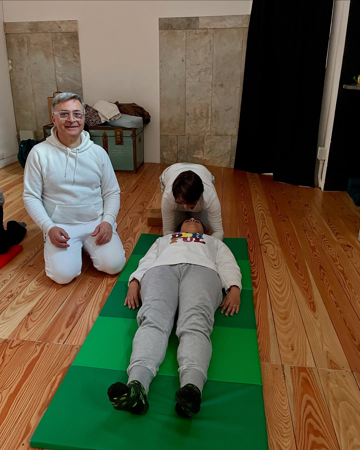✨ Un weekend di Reiki, connessione e trasformazione ✨ Reiki Usui Primo Livello, Roma 29-30 marzo 2025
Ci sono esperienze che lasciano un segno profondo, che nutrono l’anima e accendono una nuova consapevolezza. Questo corso di Reiki è stato proprio questo: un viaggio condiviso fatto di energia, ascolto e crescita. 🌿💫
Grazie a tutte le persone che hanno partecipato, per la dedizione, l’amore e la volontà di portare questa pratica nel mondo. Ogni parola scambiata, ogni momento di meditazione e apprendimento ha creato un legame speciale, un’energia che continua a fluire.
💖 “Sento che qualcosa di molto prezioso è arrivato a me e voglio metterlo a frutto…”
🌍 “È stata un’esperienza di connessione e condivisione in armonia, come ritrovare una famiglia.”
💡 “Ora siete operatori di luce, portate avanti il sogno di un mondo trasformato dall’amore e dalla consapevolezza.”
Che questa nuova energia vi accompagni nel cammino! ✨🙏🏻
.
#reikiroma #energyhealing #crescitapersonale❤️ #reikiusui #guarigioneemotiva #guarigionespirituale #guarigioneanima #operatoridiluce #consapevolezza