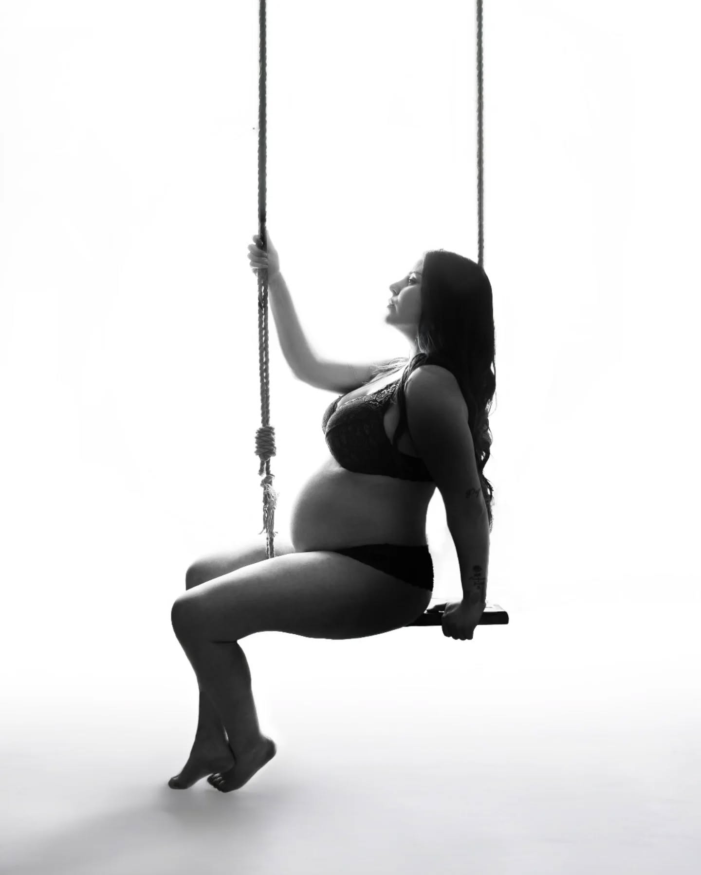 BOOM⚡ es lo único que tengo que decir de mi súper mami Aroa.
Gracias por quitaros los miedos conmigo, por dejarme ver como sois; Por mostrar lo que veo en vosotras.
Repetiré una y mil veces lo importante que es para mí sacar esa " garra de mujer" en el último trimestre, lo importante qué es recordar lo que sois🖤✨
.
.
.
.
.
.
.
.
#momlife❤️ #momphotographer #momphotos #pregnacy #maternidade #maternidadreal #maternidadereal💖 #maternidadecomamor #photographers #photomaternity #photographymaternity #fotografiaembarazadas #fotografiaembarazada #photomaternitystudio #melanymfotografia