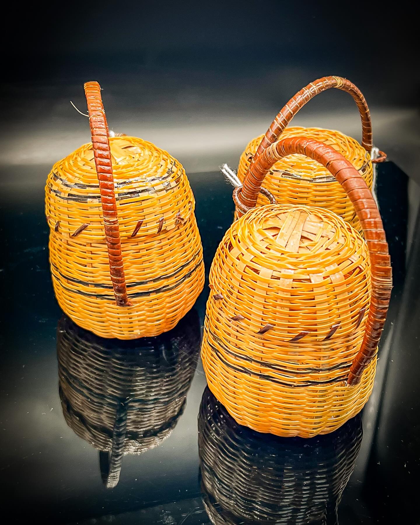 Un bout d’Amazonie à emporter !
Craquez pour ces paniers amérindiens faits main, symboles du savoir-faire traditionnel.
Disponibles à la Boutique Label Guyane – Aéroport Félix Éboué.
Authentiques, uniques, 100% Guyane.
.
.
Venez découvrir le reste de la gamme sur le site www.labelguyaneshop.com
.
.
#guyane #guyanefrancaise #tendance #artisanat #drapeauguyane #entrepriselocale #yana #cadeau #cayenne #labelguyane #kourou #labelguyaneshop#LabelGuyane #BoutiqueAéroport #CadeauxLocaux #SouvenirsUniques #voyage