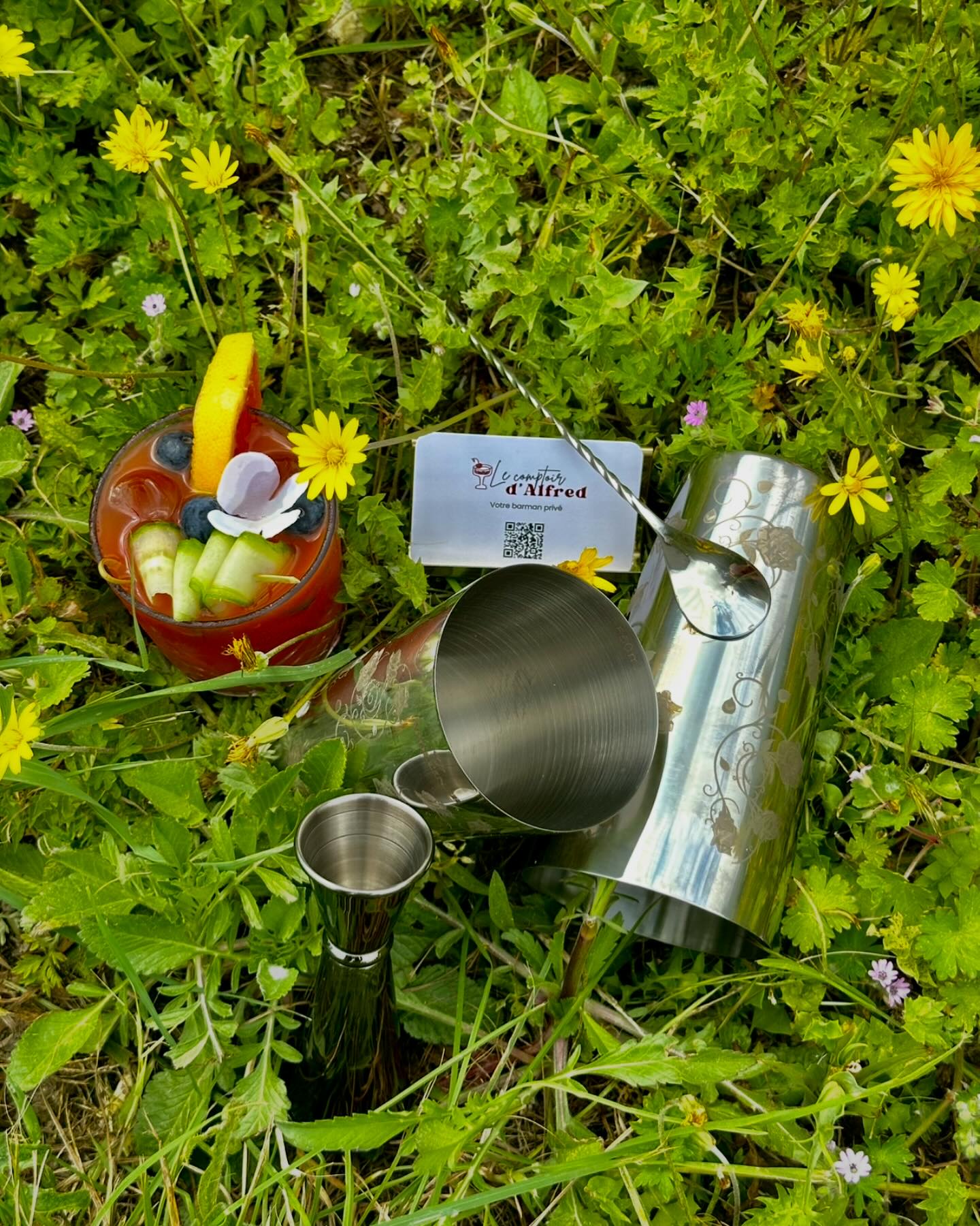 Shaker, jigger, cuillère de bar… tout est là, prêt à faire le show.
Le Comptoir d’Alfred, c’est un bar mobile qui débarque avec tout le matos d’un vrai comptoir, mais dans des endroits où on ne l’attend pas.
Un cocktail, une ambiance, une surprise à chaque service.
#barmobile #lecomptoirdalfred #mixologiepro #setupcocktail #baréphémère #cocktailshow #envent #provencealpescôtedazur