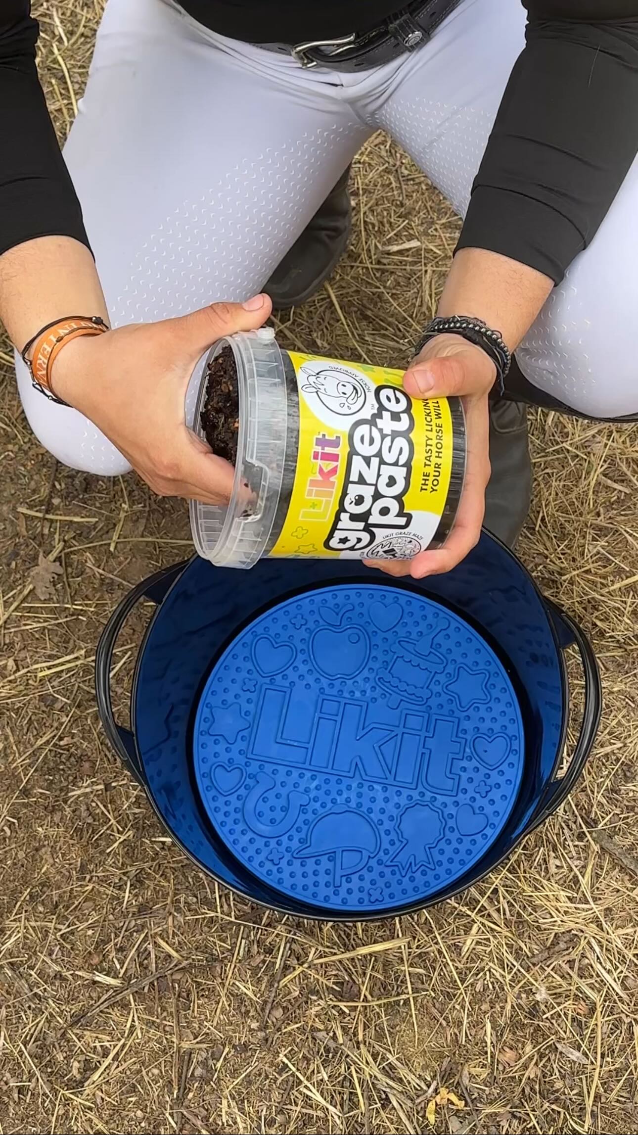 Occuper vos loulous en leur faisant plaisir, c’est possible ?
La pâte à lécher Likit et le tapis de léchage ça sert à quoi ?
Une pâte savoureuse qui est composée d’ingrédients appétants comme la mélasse, de l’avoine, de l’orge et du blé entier.
Un tapis de léchage parfait pour favoriser une alimentation plus lente contribuant à une meilleure digestion et à une meilleur santé globale.
Elle permet de stimuler l’appétit des vieux chevaux, ou chevaux stressés qui ont du mal à manger lors de concours ou déplacements.
Rien de plus simple ! Appliquez la pâte sur le tapis et laissez votre loulou déguster !
Petit plus : mets le tapis dans un seau pour éviter que ton loulou le retourne 🤪
Alors tu l’as déjà testé ? Dis nous en commentaire 👇
@candice_dejoie