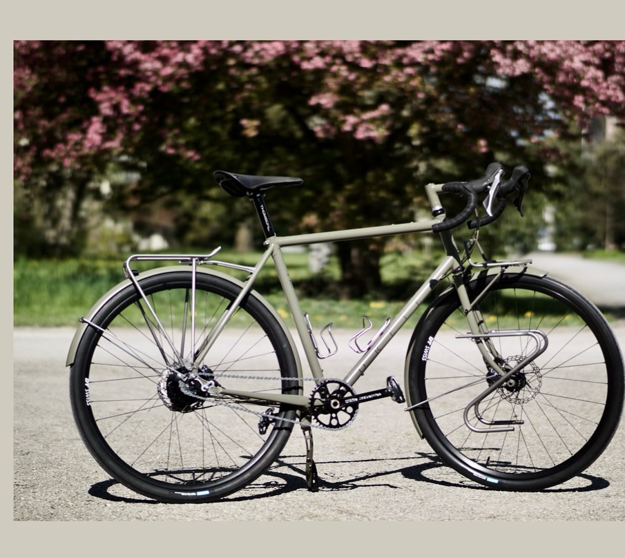 A classic Randoneur with many handcrafted details. Its creation required a lot of thought. And I’ve never installed a side stand on one of my bikes...or a Rohloff...or a lowrider...may it explore the world 🗺️