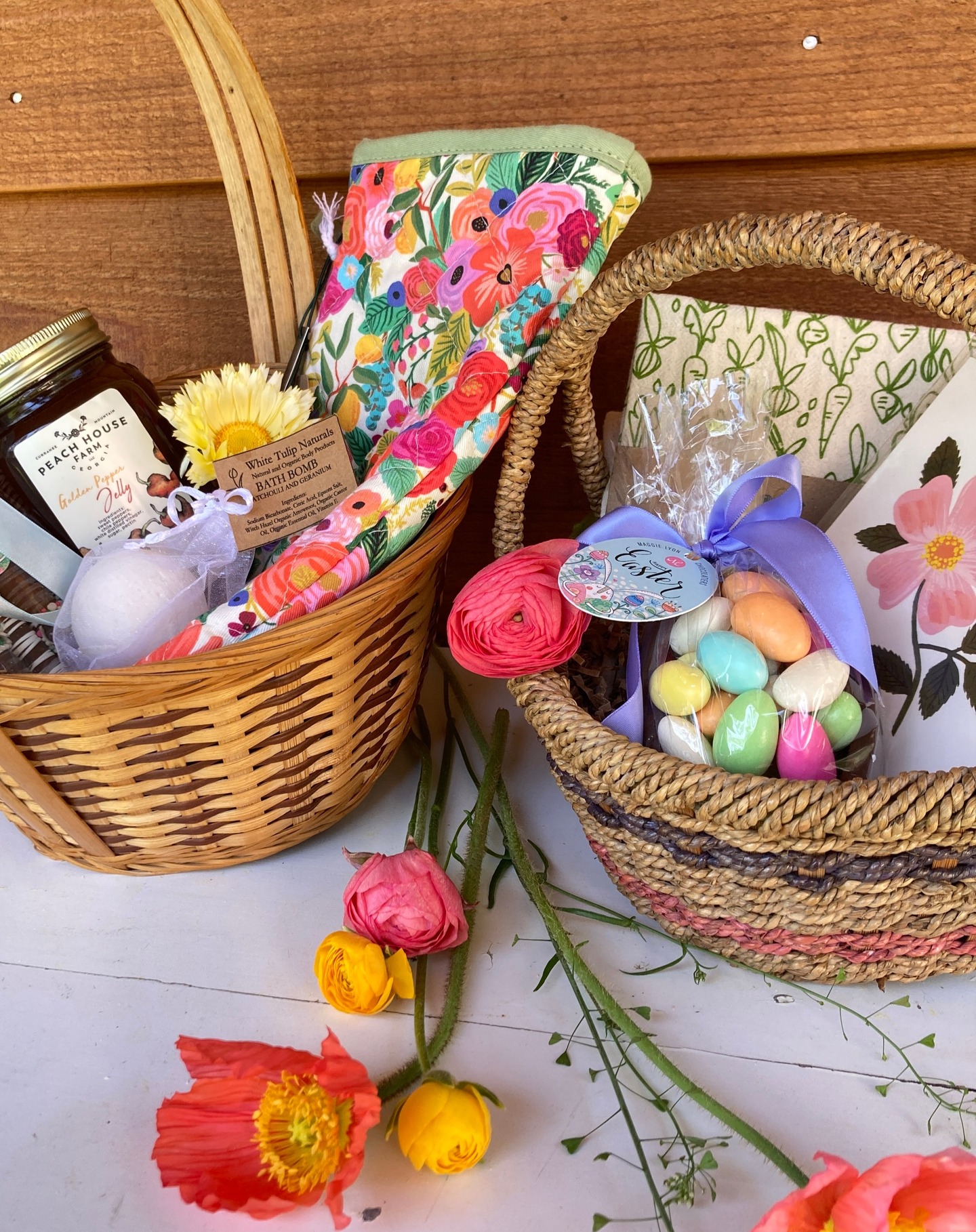It's almost time for Easter! 🐇
Looking for a dinner-table centerpiece, eggs to dye, or a custom gift for the holiday? Let us help! 🌷
We now have custom Easter gift baskets available in the farm store! Come fill one up with some of your favorite goodies to bring to a special someone you know.
Ideas include but are not limited to:
🌸 An adorable handmade chocolate bunny or pretzel pack ~ yum!
🌸 Peach House Farm pepper jelly ~ the perfect spring topping for anything!
🌸 A handmade bottled shrub from our friend Carlton @farm2cocktail
🌸 Lovely scented and health-forward skincare items from our friend Kelly @whitetulipnaturals
🌸 A mini bud vase filled with fresh flowers from the farm!
Or any other number of beautiful and locally made goods in the farm store. 💐
Reach out to orders@peachhousefarm.com or come by the farm store on Friday between 1 and 4pm to find out more! 🐥
#easterweekend #farmfresheggs #localflowers #peachhousefarm