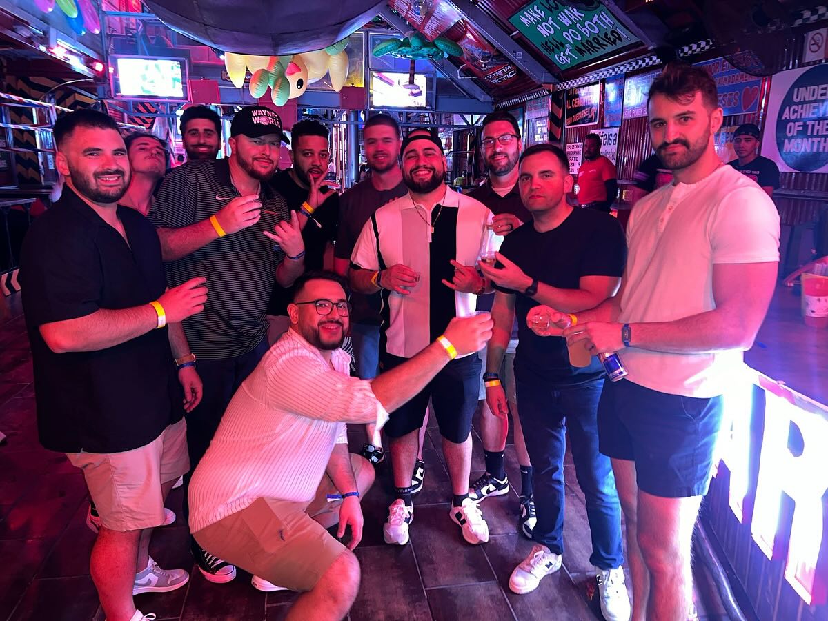 It’s time to grab the guys and get ready for the night of your life! 💃🏽 Take shots all night and dance the night away in Cabo🍻
#cabosanlucas #cabo #drinks #nightlife #nightout #party #boys #boysnightout #barcrawl #nightlifetour #tour