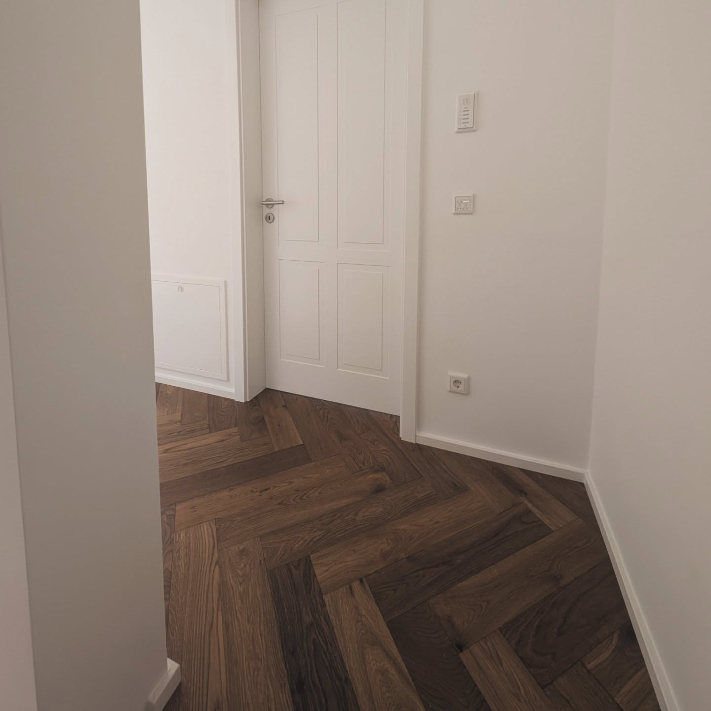 Wieder wurde eine Wohnung termingerecht übergeben. Wir wünschen den neuen Besitzern viel Spaß in den eigenen vier Wänden!
Parkett, Fenster und Türen...
...alles was ein Zuhause zu eurem Lieblingsplatz macht. Wir haben was es dazu braucht.
#wohnungsbau #fenster #fensterbau #zimmertüren #innentüren #fußboden #zuhause #wohnen