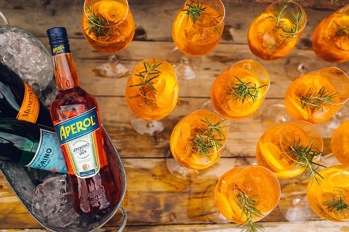 CAME FOR THE PARTY. Stayed for the beauty.
It kind of sums up my relationship with the wedding industry. 🤷♀️ And I kid you not, 15 years in and I’m still HOOKED.
Photographer: @chloeleephoto
Florist: @auroranyxfloraldesign
Stationery: @deabillandquince
Dress: @butterflybridalboutique
HMUA: @sambushellmakeup
Poet: @jackdaweditorial
Venue: @thegardentipi
Catering: @lemon_zest_cuisine
Always by my side: @ambergallagherr
Planning: @karintindallweddings
PS. Are you looking for alternative drinks reception entertainment? Have you considered live, bespoke poetry that your guests can take away on your wedding day? Look no further than @jackdaweditorial
#aperolwedding #tipiwedding #weddingideas #oxfordshirewedding #weddingplanneroxfordshire #weddingpoetry #drinksreceptionentertainment #orangeandyellow #drunkinlove #weddingsignage