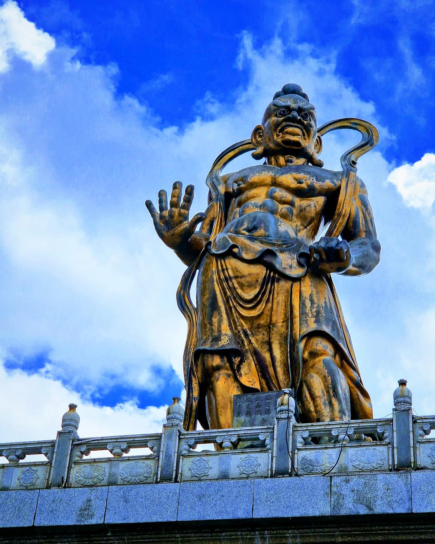 One of the iconic guardians of Kek Lok Si Temple in Penang — part of the legendary duo Heng (哼) and Ha (哈).
These fierce figures stand alongside the towering Guan Yin statue, symbolising protection and the balance of energy. Their names represent the sounds of breath — the beginning and end — a powerful symbol in Buddhist belief.
#KekLokSi #PenangTravel #GuanYin #TempleGuardians #MalaysiaTemples #TravelAsia #CulturalHeritage #HengHa #StatueStories #SpiritualSites #TravelInspo