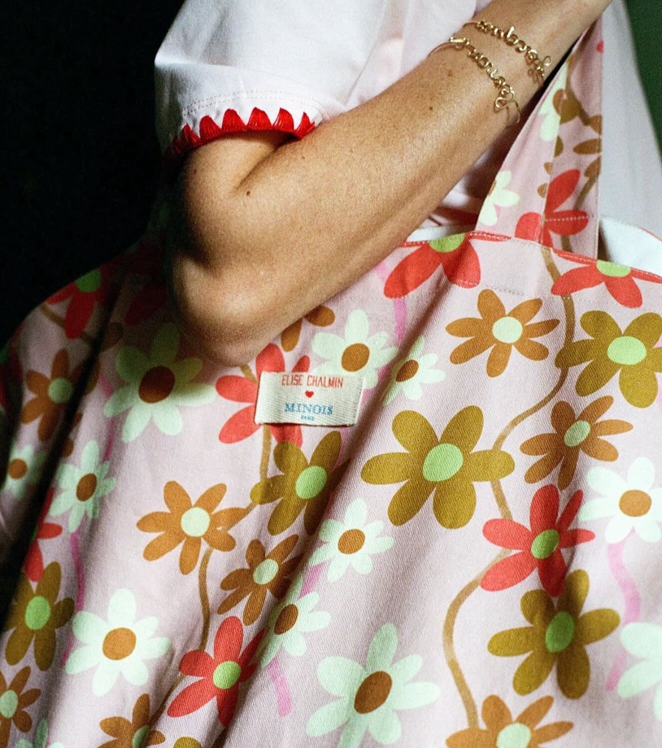 C’est la collab de l’été à ne surtout pas rater ! ☀️ @elisechalmin et @minois_paris dévoilent un cabas à l’imprimé inédit et fleuri 🌸 Vendu au prix de 39€ ou offert dès 79€ d’achat sur www.minoisparis.com @lagencechezjulia #collaboration #elisechalmin #minoisparis #magazine #showcasemagparis