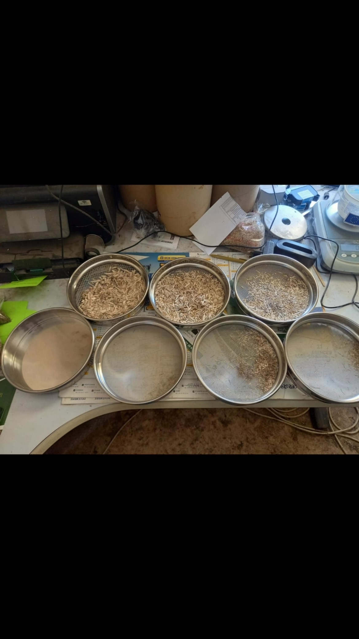 Du champ à la maison !
Récolte du chanvre, défibrage (séparation de la chènevotte de la fibre), analyse granulométrique de la chènevotte, chènevotte pour béton de chanvre et laine de chanvre à insuffler dans les combles.
Pour vos projets de rénovation, contactez-nous, nous serons ravis de vous fournir chènevotte et laine de chanvre.
#plainedestrees #hautsdefrance #chanvre #cclvd #oise #betondechanvre #chauxchanvre #renovation #isolation #materiauxbiosourcés #ecoconstruction