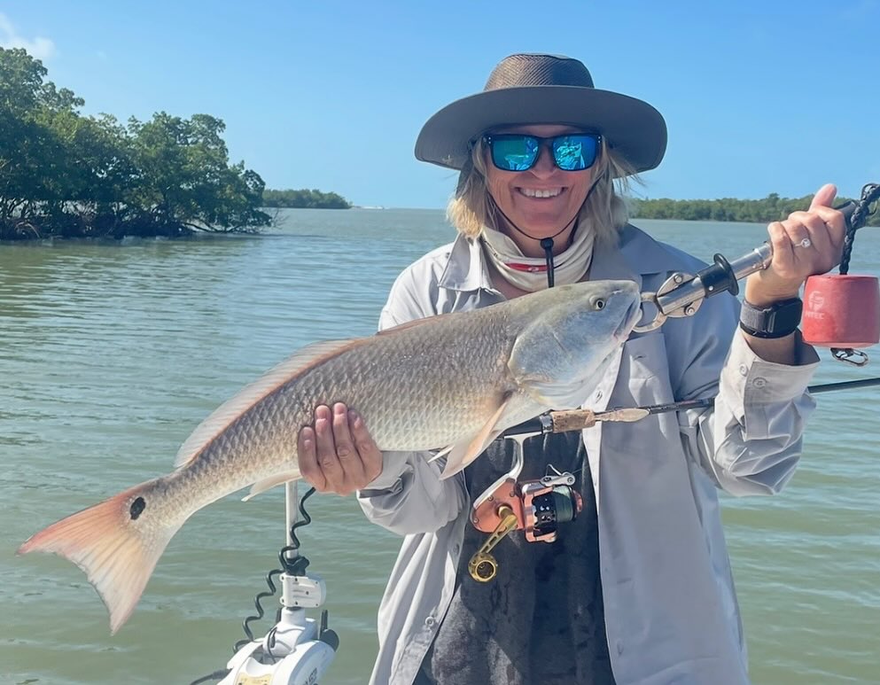 welcome to the bruiser club 🔨 Sheila wasn’t sure what to expect while inshore fishing, this #redfish woke her up on this morning! What a great flight it was, you know it’s a good fish when your customer claims their arm hurts! Call me to book today 📲305-778-5342 #a2fishingcharters #irtreels #cajuncustomrods #donnmarpliers #reelfishyapparel #tfoflyrods #palmythgloves #fourhorsementackle #fortressmarineanchorsusa