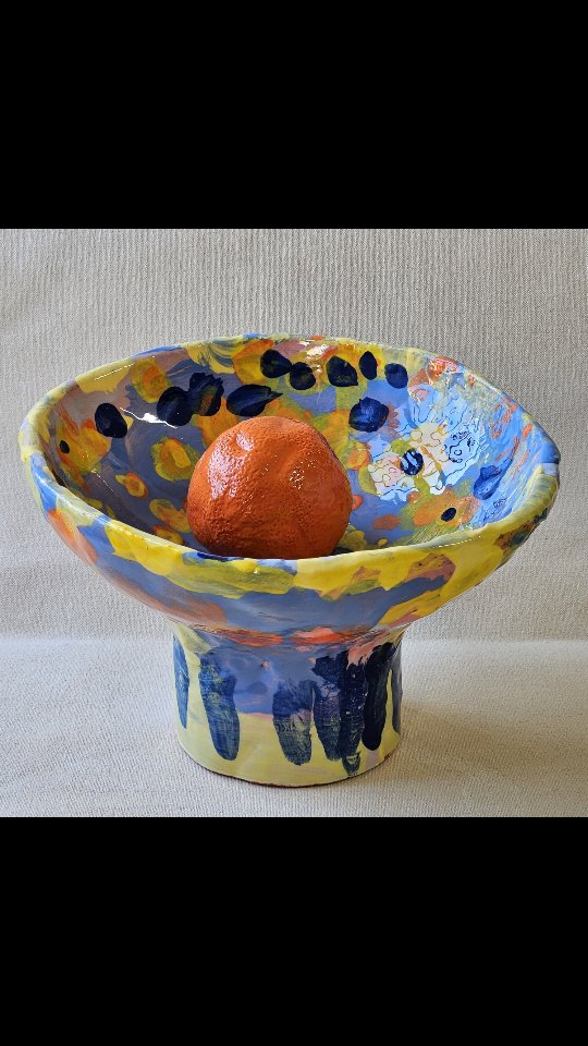 Stunning fruit bowls and fruit made by our wonderful group of neurodiverse adults from @inspiresussex in their workshops with us every Tuesday
Piers, Ann, Chris, Stacey, Sally, Julia, and Brett will be taking their lovely work home this week, so just had to capture how packed full of joy they are before leaving our glaze shelves
A group from Inspire have been coming to the studio since 2019 and constantly floor us with their creativity, spontaneity, energy, and absolute love of clay
#claycommunity
#letscreatetogether
#bespokeworkshop
#bestclassoftheweek