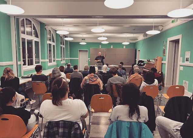 Formation de disciples à Bulle. Depuis février 2025, JEM Lausanne investit dans la paroisse de Bulle en proposant une formation de disciples bimensuelle sur cinq vendredis soir, ceci pour la 2ème année consécutive. C’est un cours de discipulat concentré sur les différents aspects de la vie de Jésus, en vue d’apprendre à le suivre ainsi que les implications pratiques dans notre vie quotidienne... Suite sur: https://www.jeunesse-en-mission.ch/fr/blog
Discipleship training in Bulle. Since February 2025, YWAM Lausanne has been investing in the parish of Bulle by offering a fortnightly discipleship course on five Friday evenings, for the 2nd year running. It's a discipleship course focusing on different aspects of Jesus' life, with a view to learning how to follow him, and the practical implications for our daily lives... To be continued on: https://www.jeunesse-en-mission.ch/blog