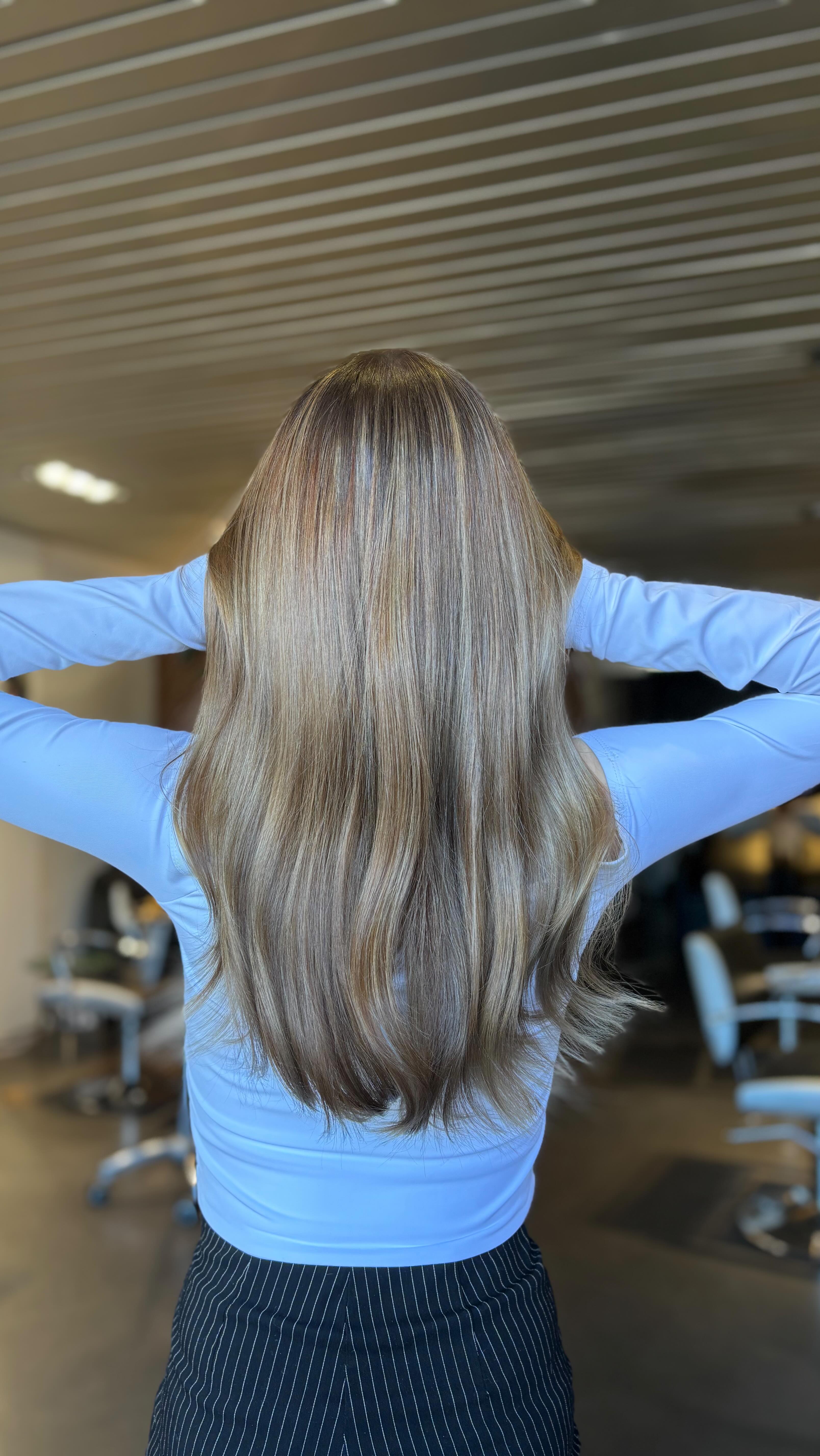 After a while and a switch to other stylists we had @k.v.ro back for a transformation.
For color we would like to achieve a fresh bright blonde color while keeping the length, focus on hair health and growing out those front layers.
Recommendation; 2-3 sessions to keep her hair health and length as much as possible, nourishing hair routine for at home to keep it as moist as possible.
With our signature balayage technique, a nourishing hair recovery treatment and a fresh cut, this is the result after just one session! Stay tuned to see her result after a second session✨.
All done with our organic coloring system, because healthy hair is always the goal.
Thinking of switching it up too?
Book your appointment now — spots are limited!
→ www.eorganicsalon.nl
→ DM or send us a message on WhatsApp for questions or appointments.
#eorganicsalon #organichaircolor #balayageblonde #healthyhairjourney #blondetransformation #colorexpert #denhaagsalon #hairgoals #naturalhaircolor #hairrecovery #beforeandafterhair #hairinspo #sustainablebeauty #booknow #limitedavailability