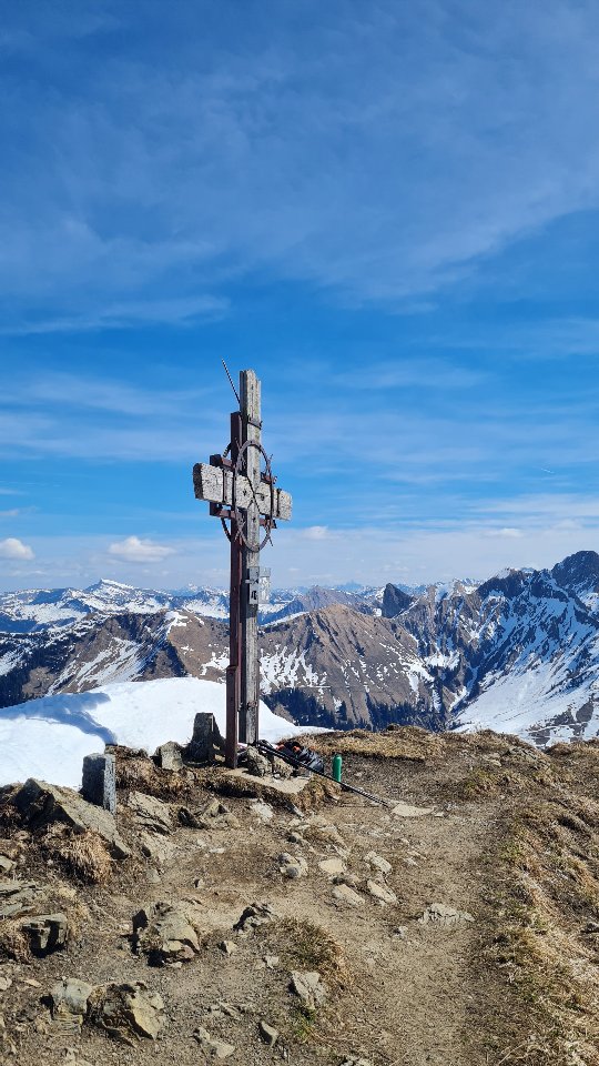 Wenn der Schnee sich langsam aus den unteren Höhenlagen zurückzieht, beginnt die Zeit für genussvolle Frühlingswanderungen.
Mein Weg heute schlängelt sich durch lichte Wälder und blühende Wiesen, vorbei an einzelnen Schneefelder, ein sanfter Übergang vom Winter in die warme Jahreszeit.
Bei einer Gipfeljause genieße ich das atemberaubende Panorama der Vorarlberger Berge.
Bei einer geführten Wanderung erlebst du diese Aussicht hautnah. Bist du dabei?
#wandern #winterwandern #winter #frühling #hike #iguideyou #bergliabi #naturelover #mountain #uimlaguide #vorarlberg